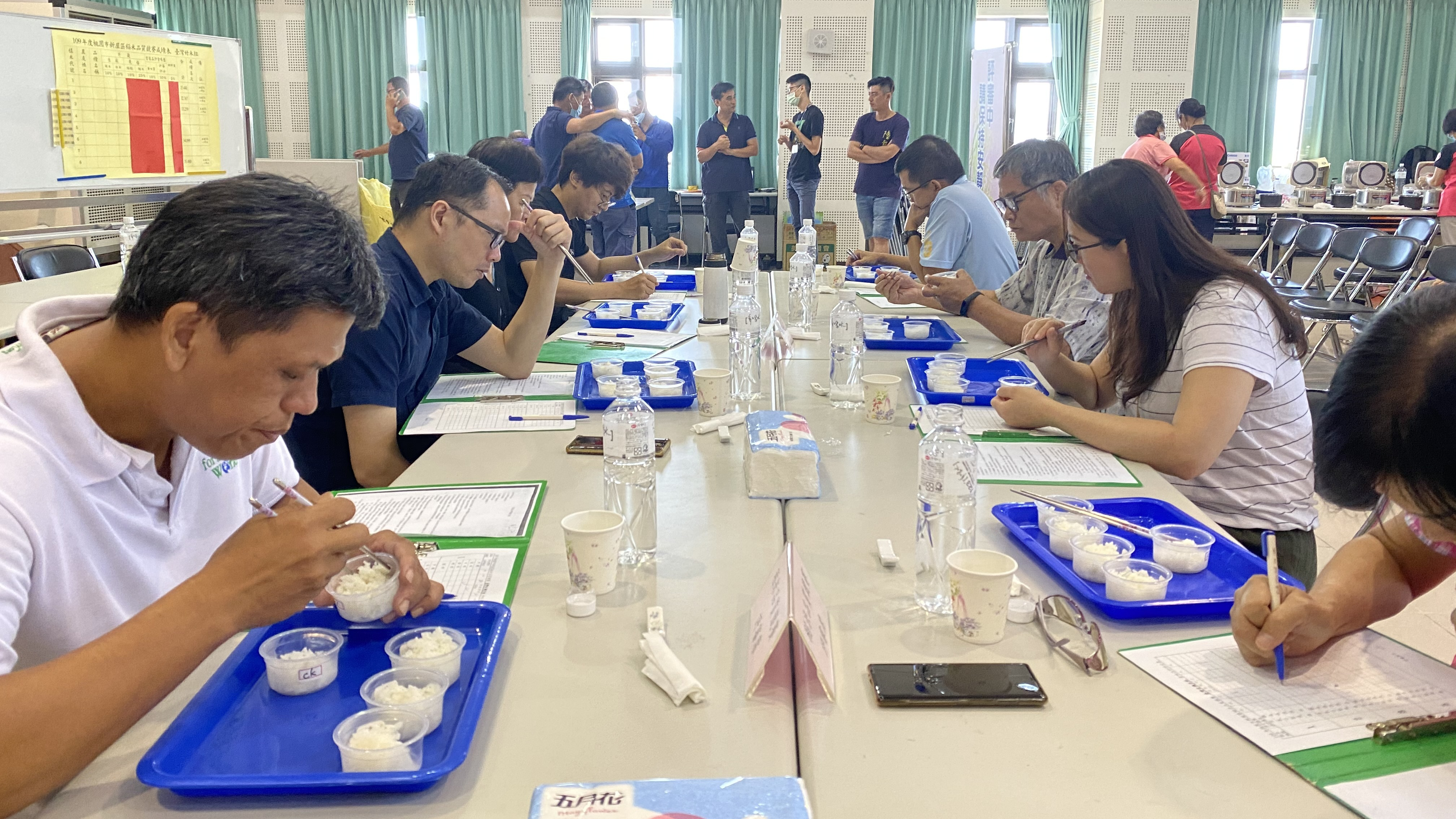 本場楊志維副研究員(左1)進行白米飯官能品評.JPG