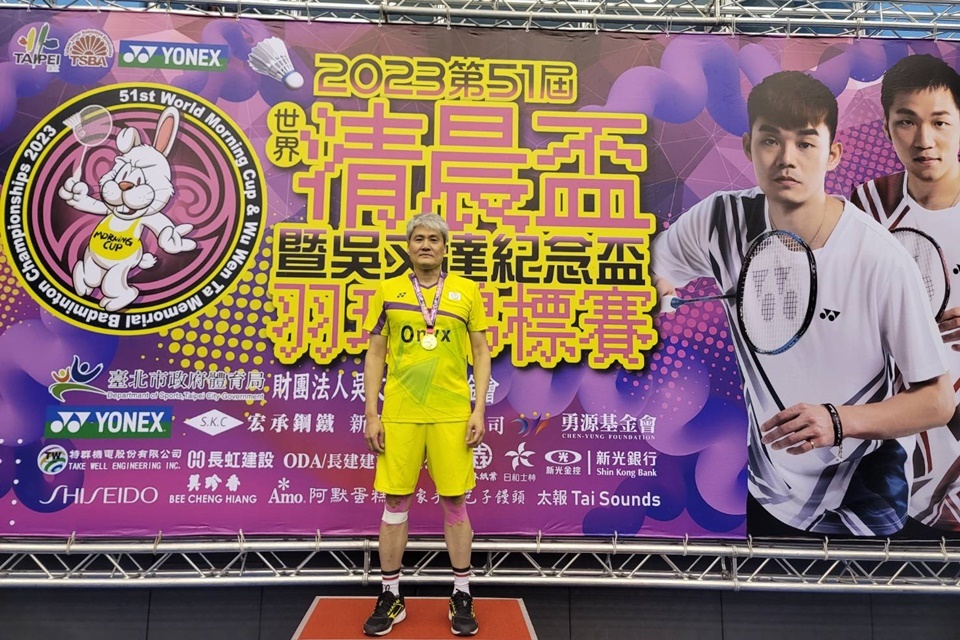 臺東大學身心整合與運動休閒產業學系主任周財勝，參加「世界清晨盃暨吳文達紀念盃羽球錦標賽」，奪下55歲組男子單打冠軍。