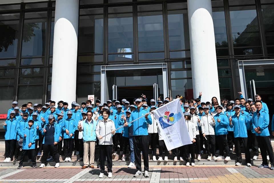 臺東縣政府舉辦全中運臺東縣代表隊授旗儀式。