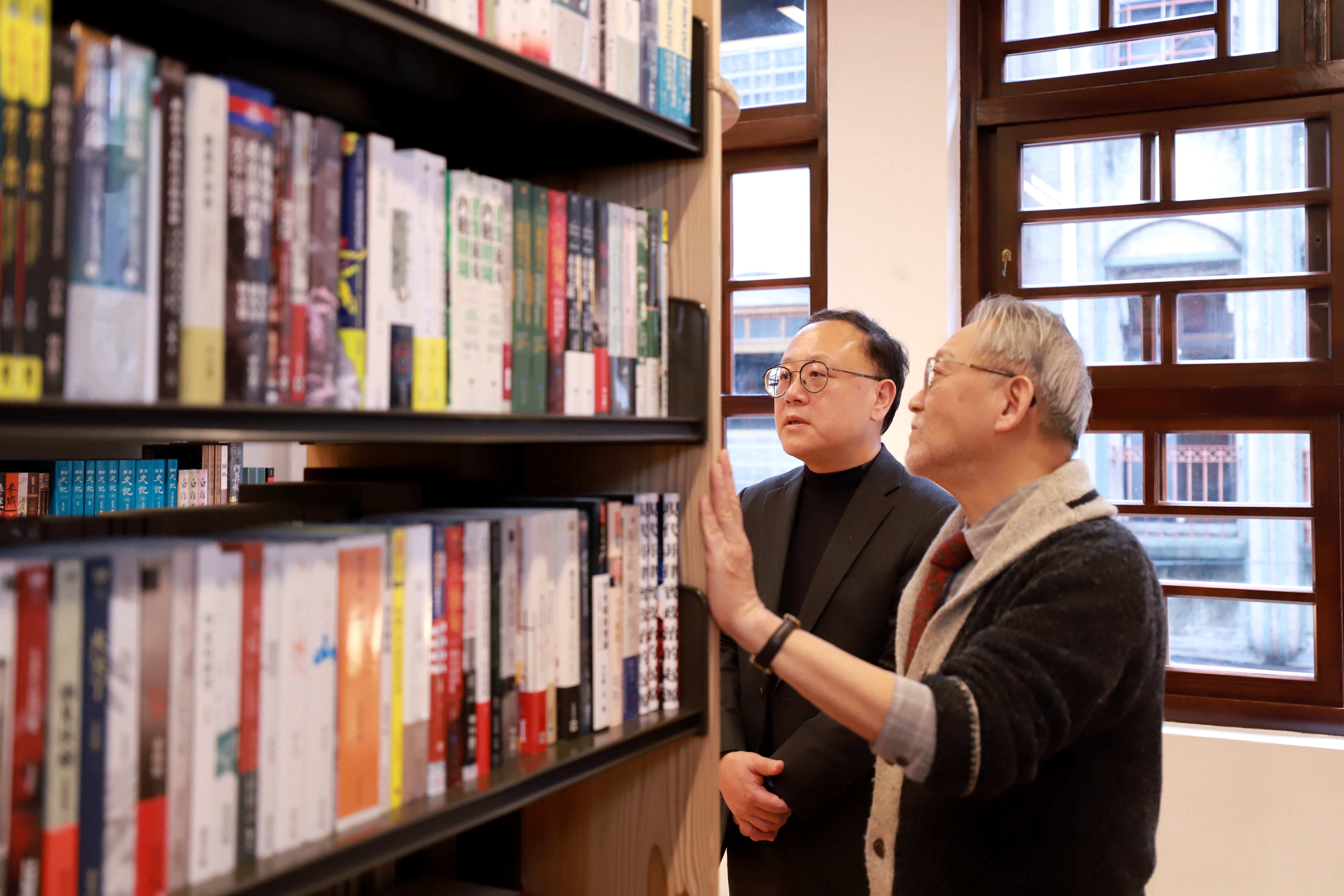文化部長史哲(左)參訪臺北獨立書店-郭怡美書店 (文化部提供)