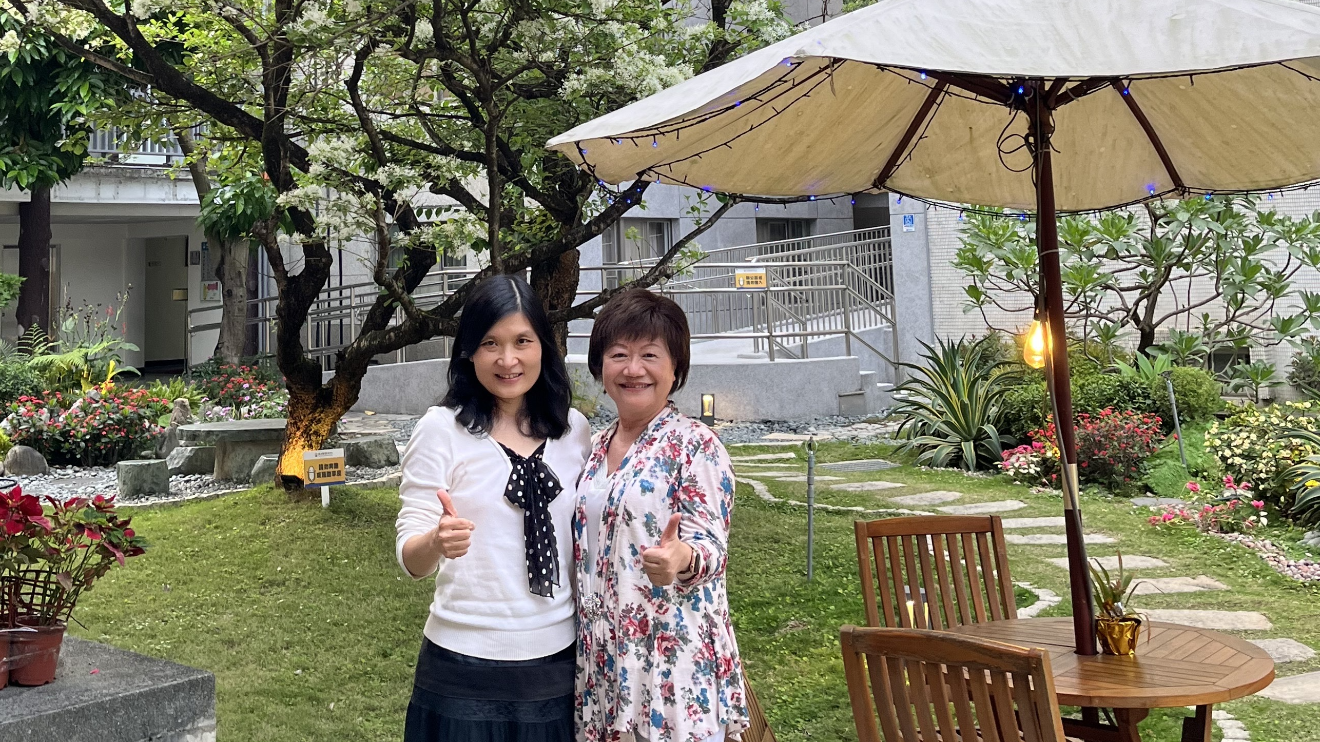 德芳與范巧貞合影