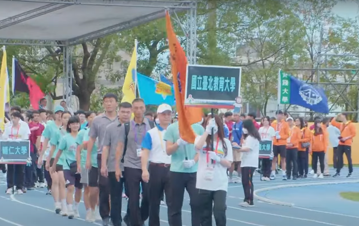 各校師長和運動員進場，場面壯觀