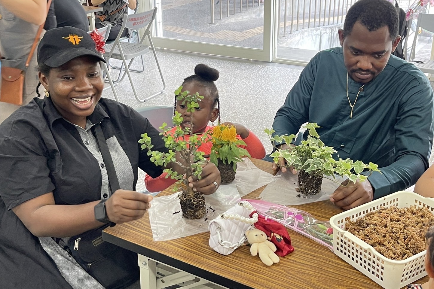 來自奈及利亞的學生一家人歡喜參與活動