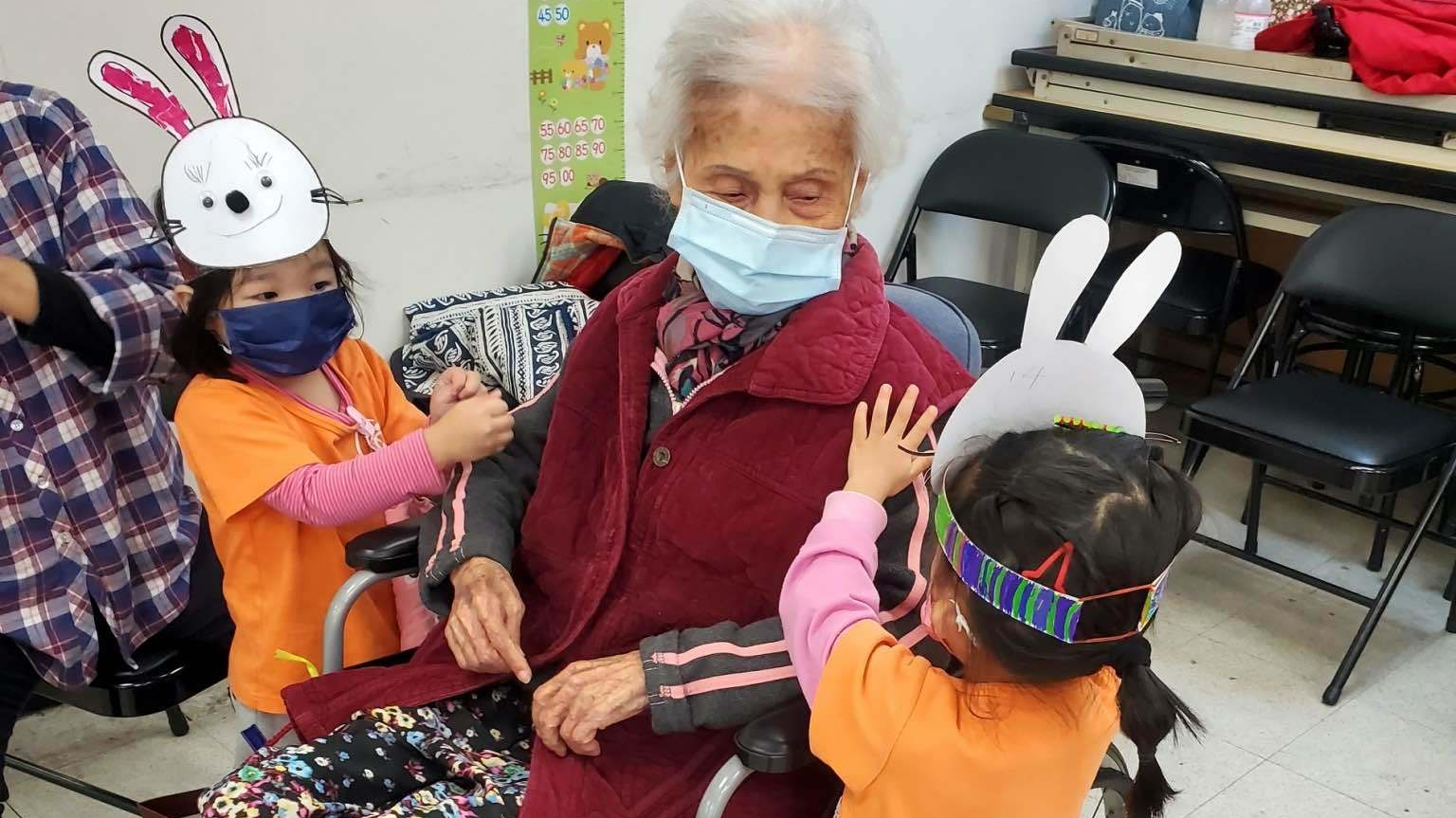 福智文教基金會高雄正興非營利幼兒園孩童幫長輩按摩。