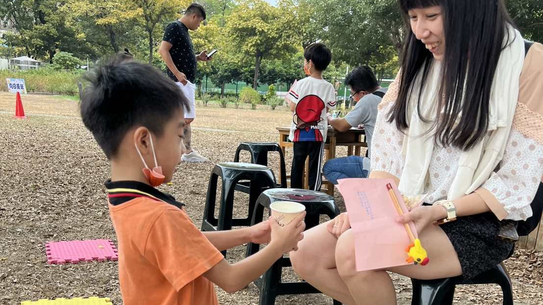 福智文教基金會高雄正興非營利幼兒園舉辦書香傳愛活動，孩童向父母孝心奉茶。