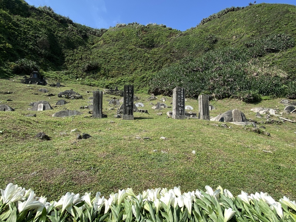 政治受難者將長眠於綠島的難友們稱呼為「十三中隊」，獻上鐵砲百合，象徵追求自由、和平與公義 (人權館提供)