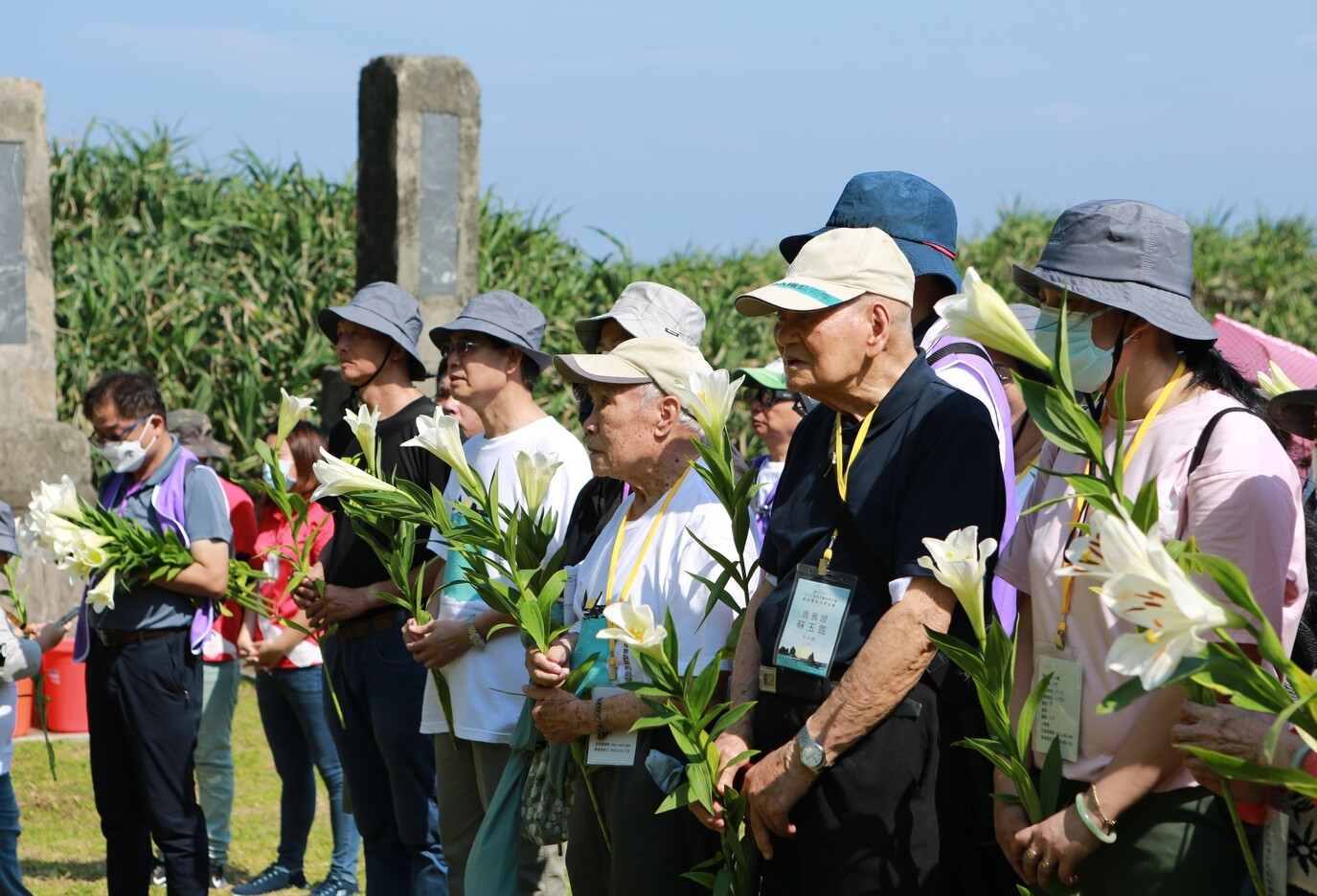 約百位政治受難者及家屬前往十三中隊向難友們致敬，右2為政治受難者蘇玉鑑前輩、右3為毛扶正前輩 (人權館提供)