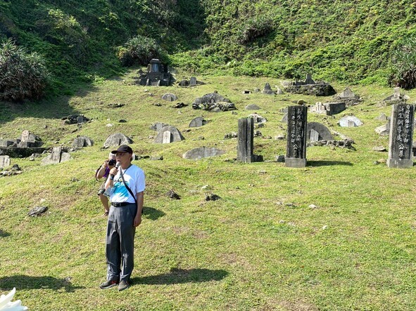 由政治受難者陳欽生前輩領唱，與會者合唱《安息歌》 (人權館提供)