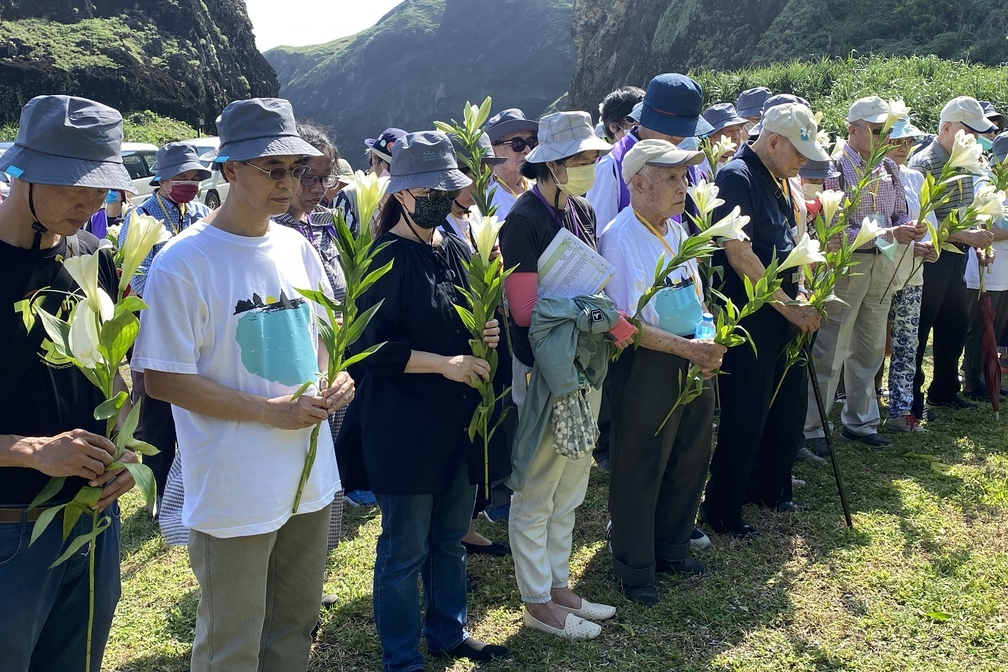 政治受難者於「十三中隊」緬懷在綠島長眠的難友 (人權館提供)