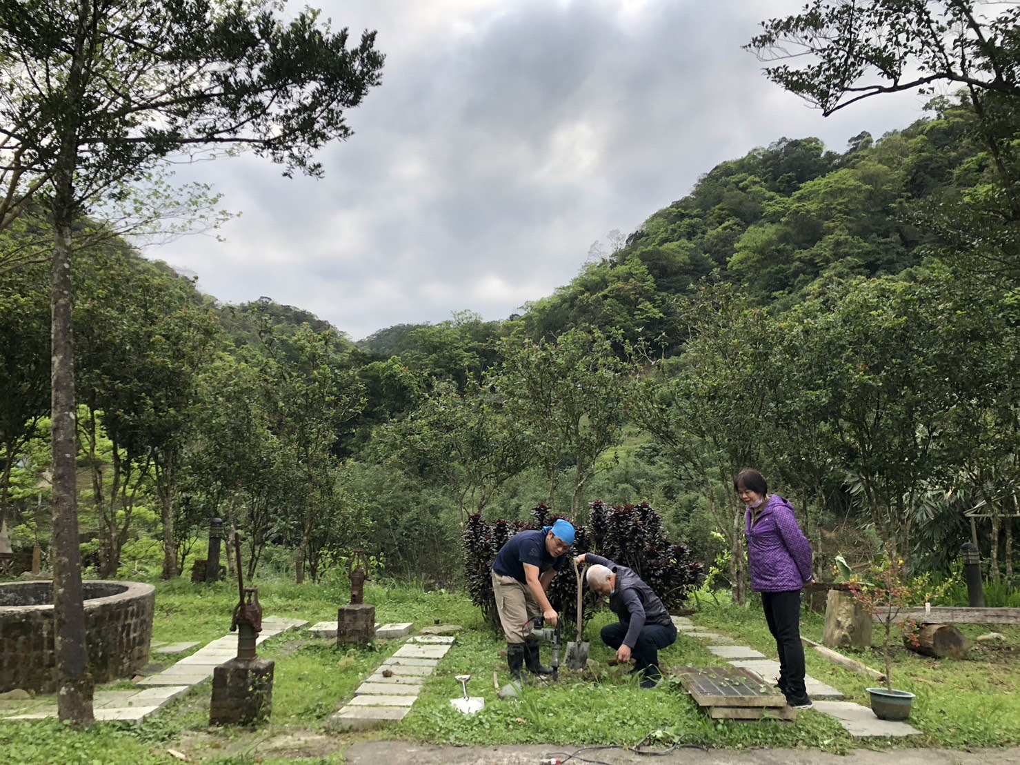 校友們為優化分班內生態環境進行校園內生態河渠道的開挖