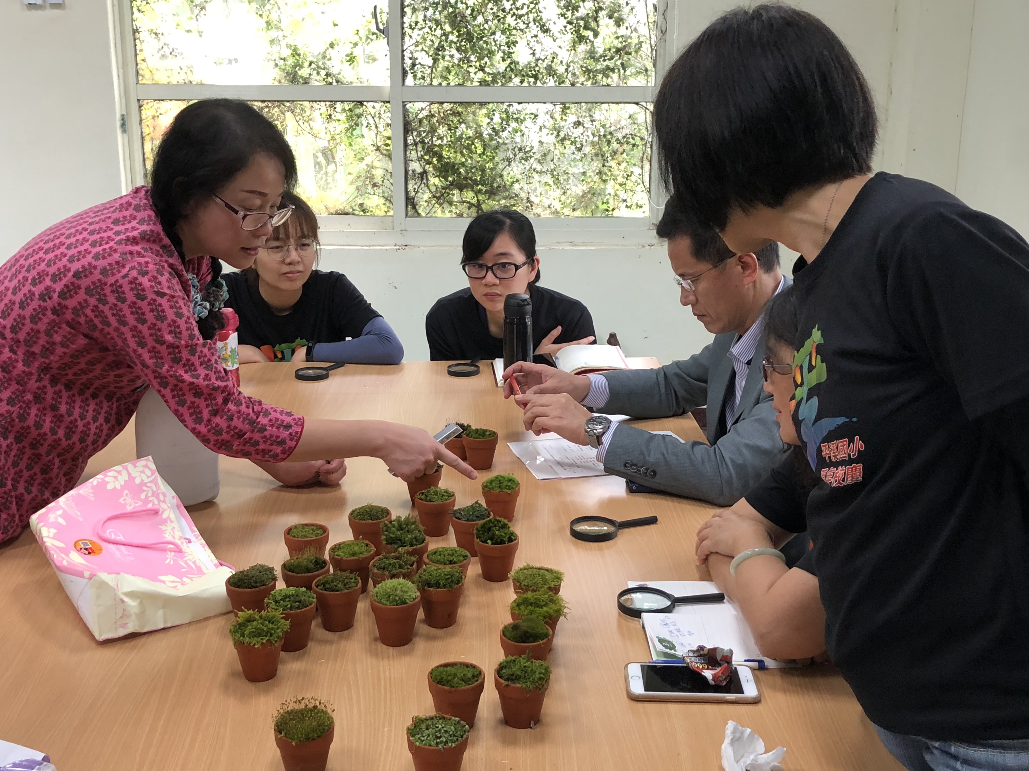 平溪國小教師團隊用心於課程開發 並進行社群研討「苔可愛」課程模組