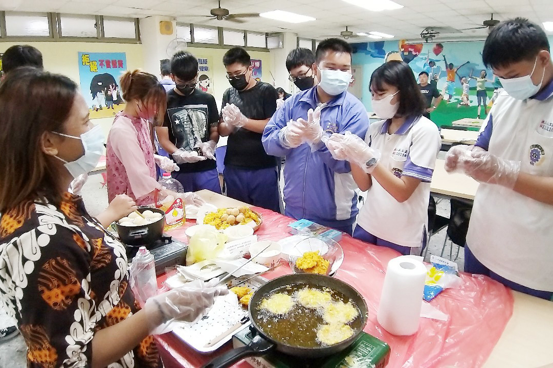 二林工商學生手作印尼及越南料理（圖源：明道大學）