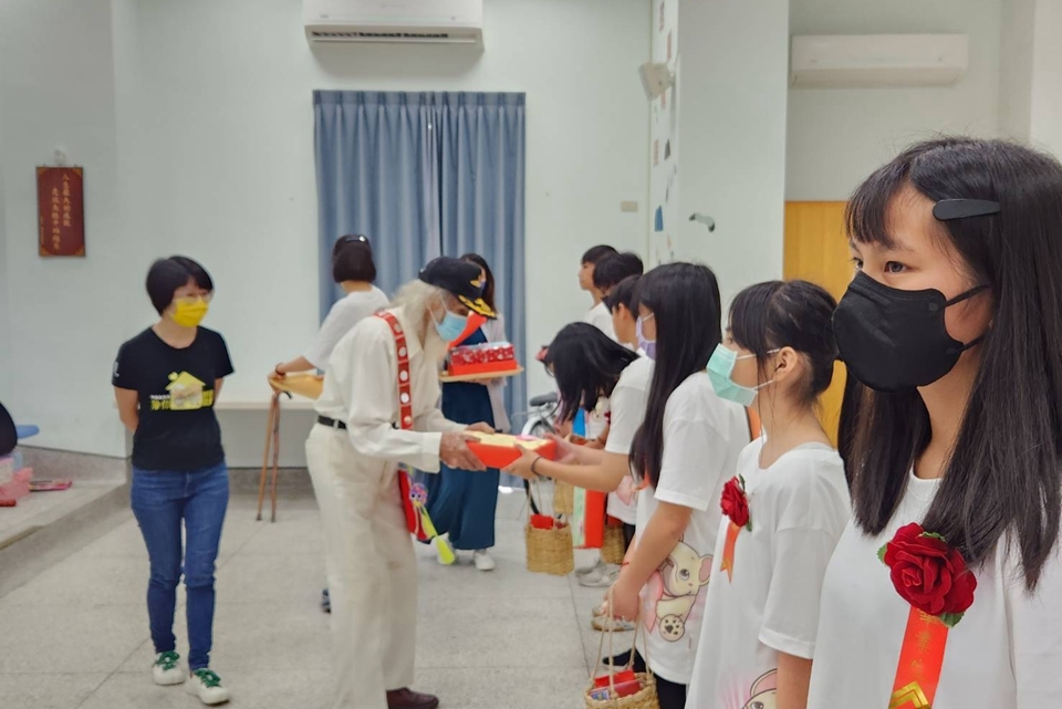 老幼共學長者致贈畢業生祝福禮物