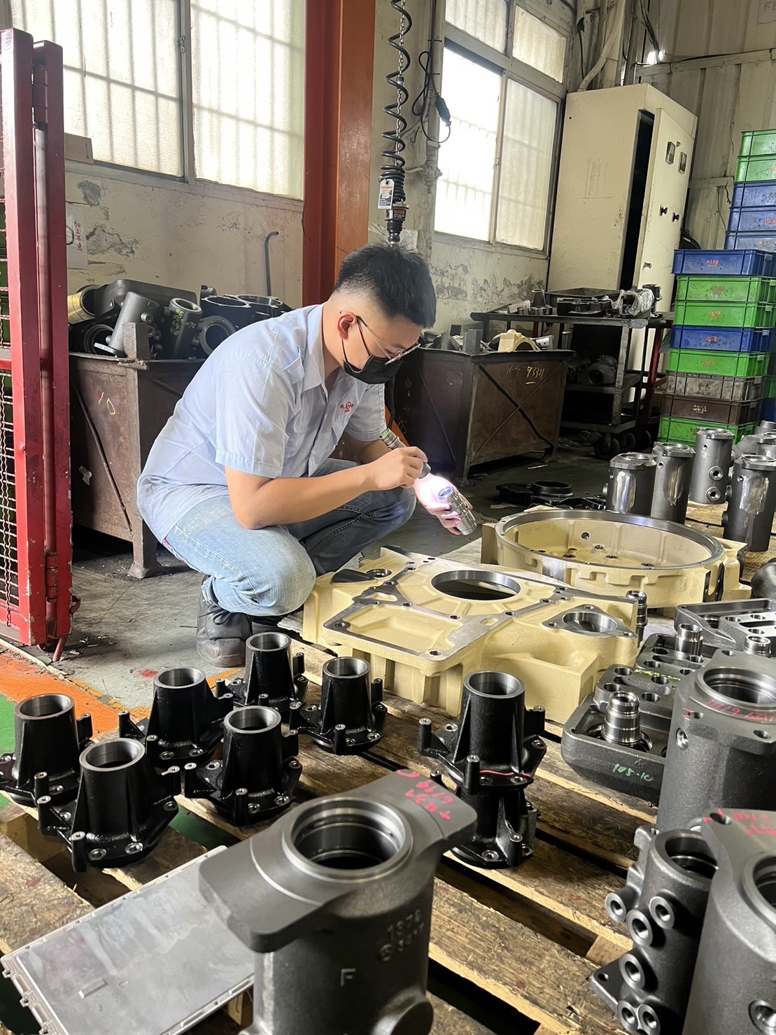 雲科大智能示範鑄造產學攜手合作專班學生於光隆股份有限公司現場進行產品檢驗工作