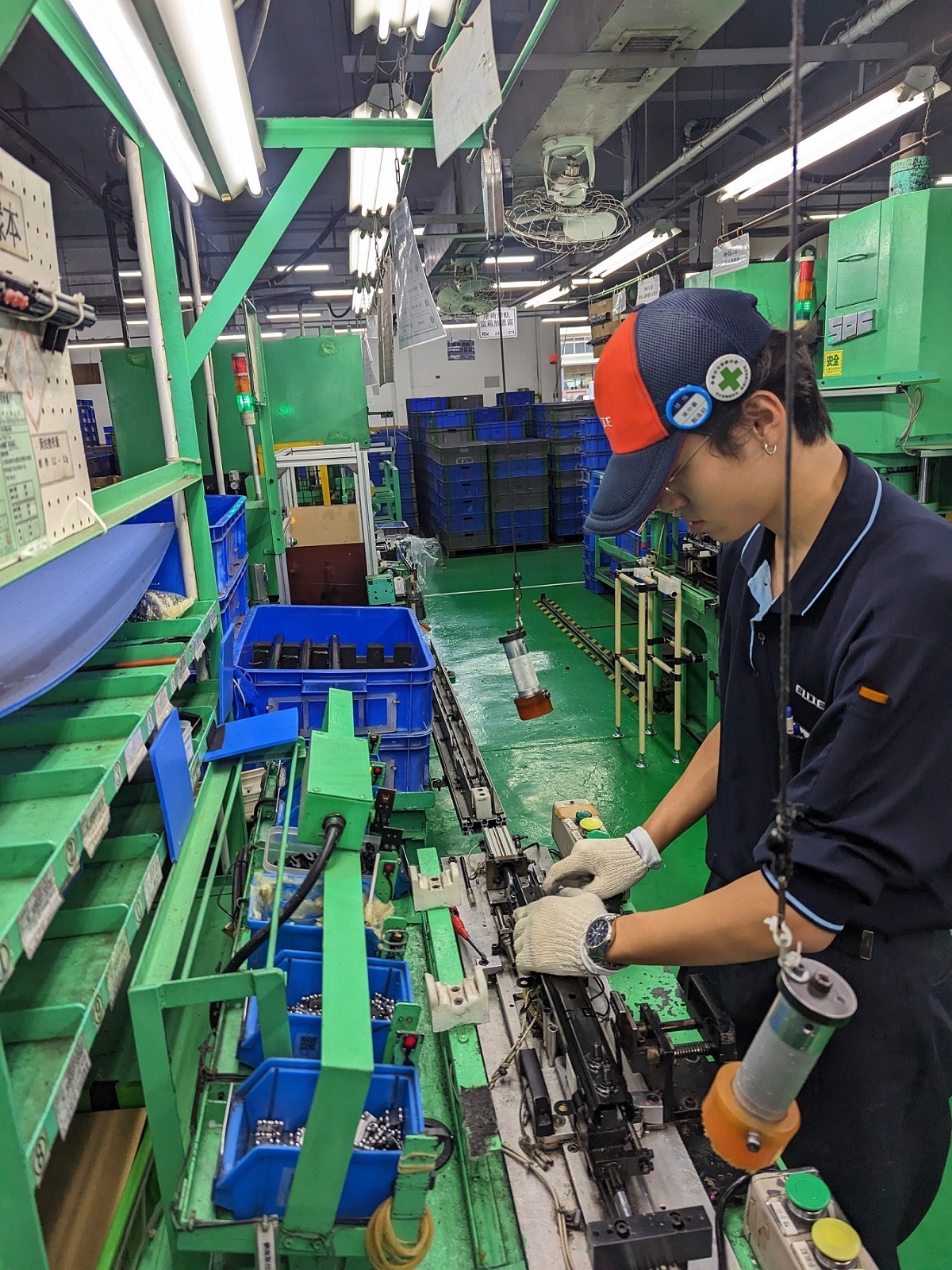 雲科大智能電車產學攜手合作專班技高端建教生於慧國工業股份有限公司現場進行座椅滑