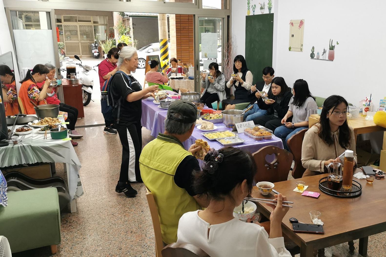 「隨喜餐」換工會員和家庭照顧者，每個人拿出自己的拿手菜或是家鄉菜來互相交換。