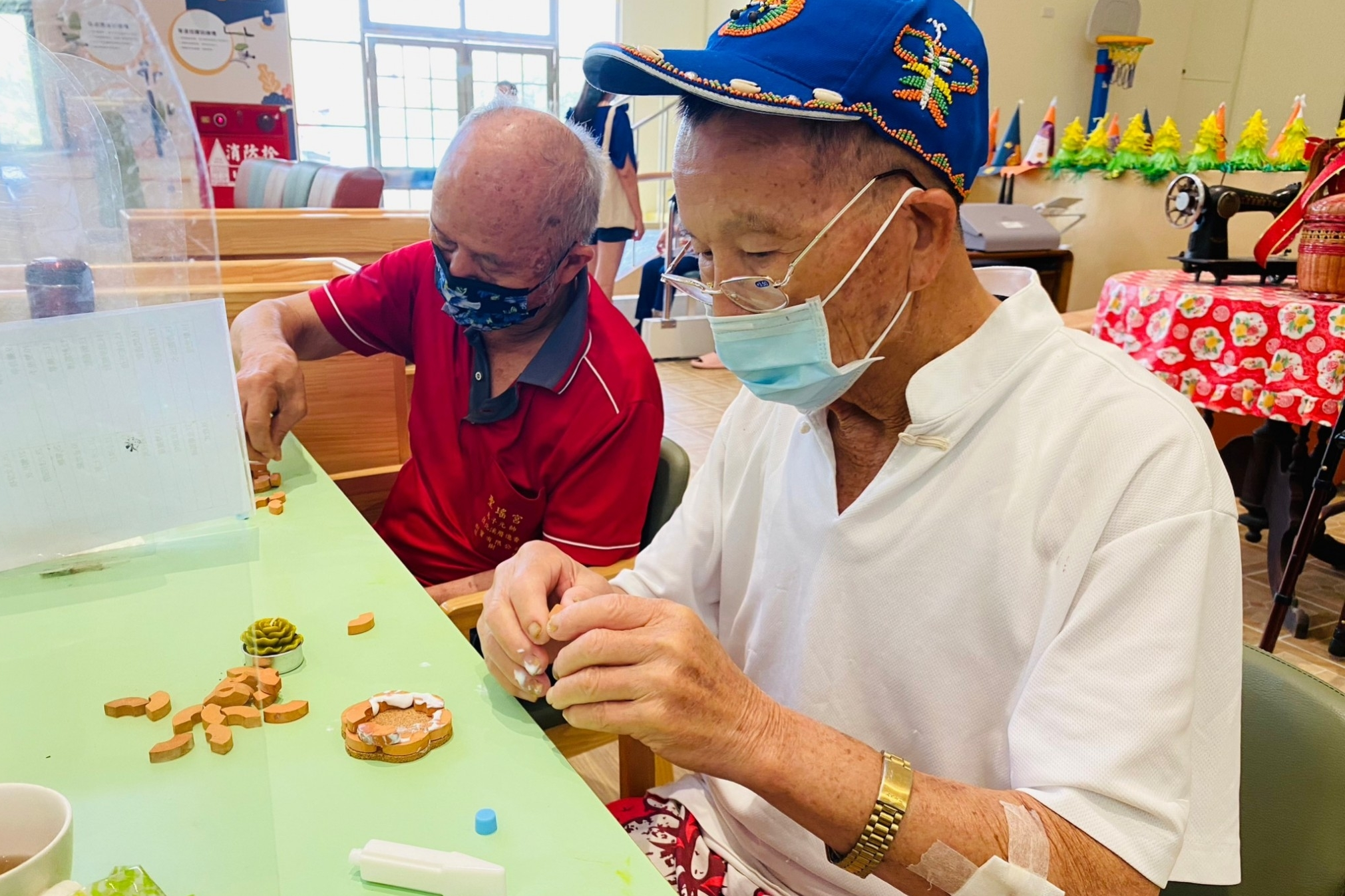 長輩小心翼翼用紅磚積木搭出作品(圖片來源：秀和苑提供)