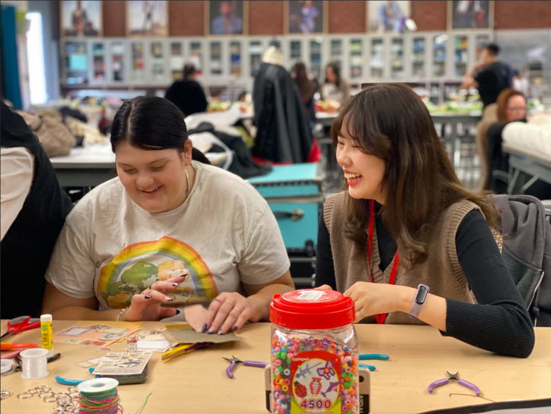 樟樹實中學生蔡佳蓉(右1)與矽谷職業技術教育學校學伴偕同製作手工藝品服飾配件