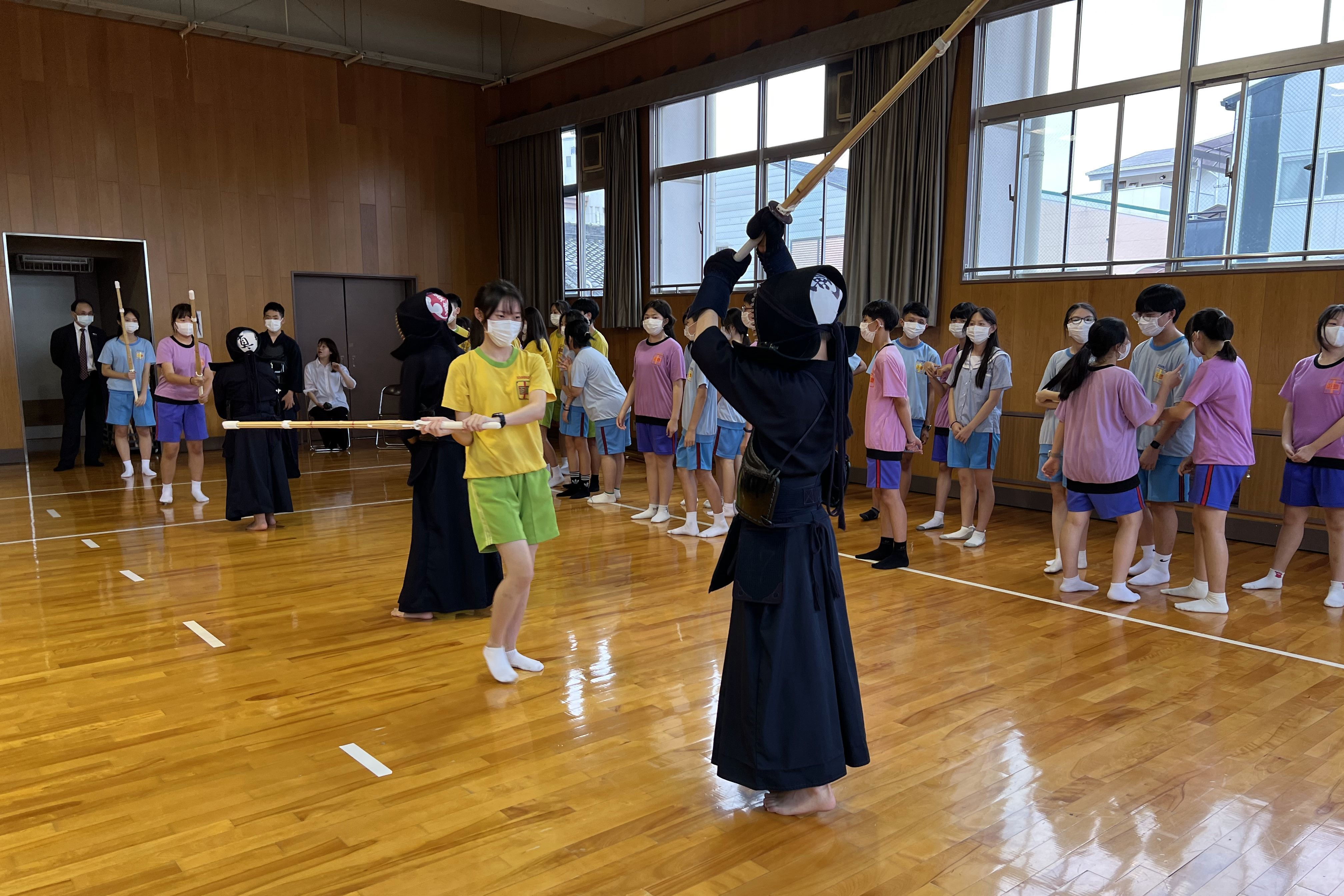 正德國中學生陳以庭(黃色衣服)與昭和中學學伴體驗劍道課程