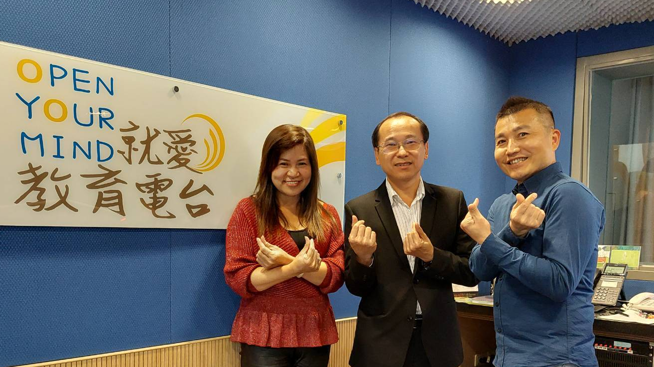 太平區東平國小陳榮原校長與麥玉珍理事長、常罡合影