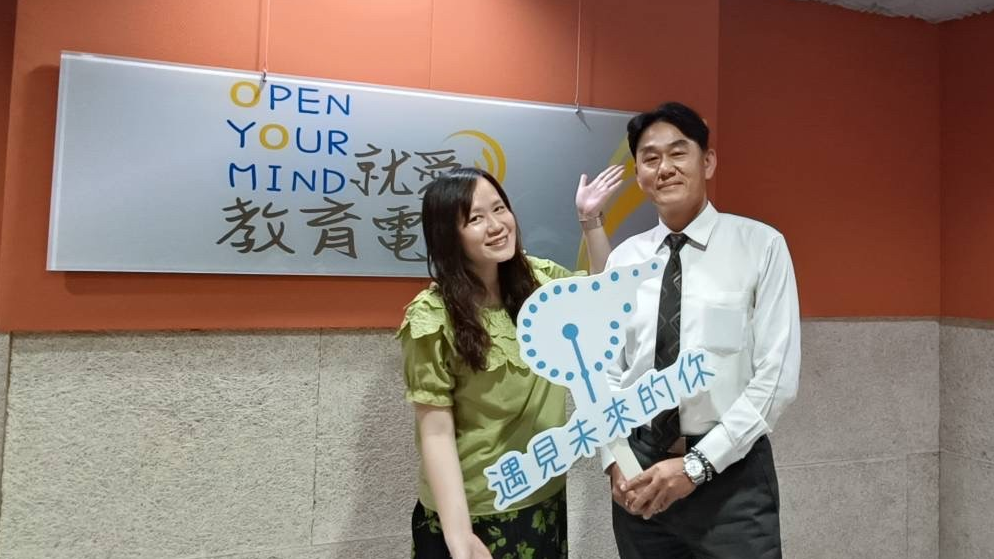 主持人雅惠與來賓許弘憲和合影