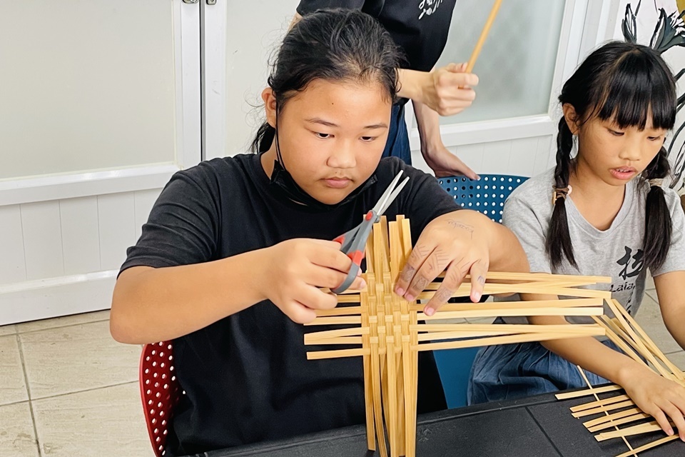 老屋培力工作坊課程，以傳統建築竹編夾泥牆工法，衍伸簡易竹編杯墊教學。