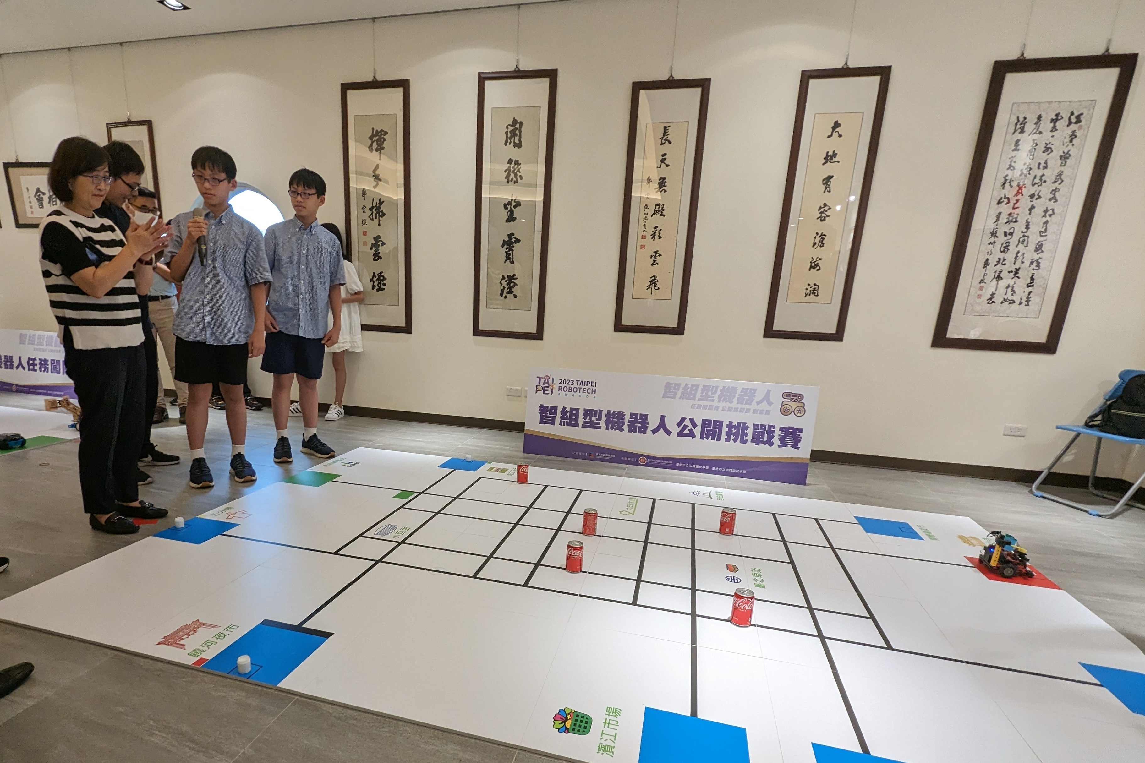榮獲「智組型機器人—公開挑戰賽」冠軍的陳柏任、陳柏羽，是機器人大賽的常勝軍