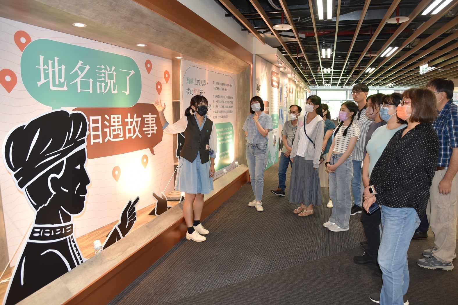 國臺圖與臺史博合作「地名說了相遇故事」特展，民眾參觀(國臺圖提供)。