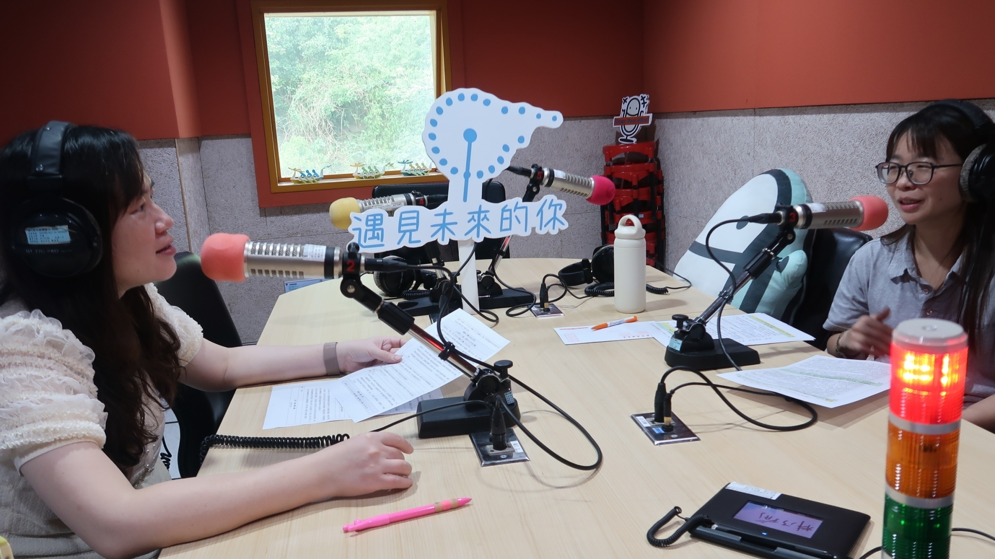 主持人雅惠與來賓林乃瑜訪談過程