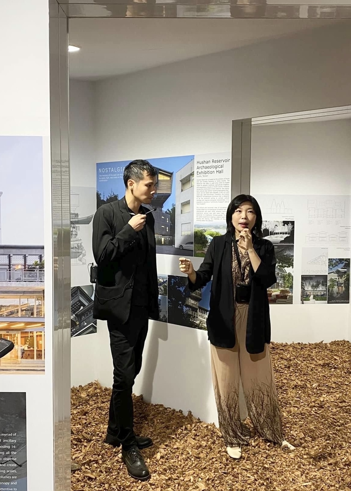 雙策展人洪人傑（左）與Kulthida_Songkittipakdee（右）以雙語解說導覽「大地無限：泰國臺灣當代建築展」。(文化部提供)