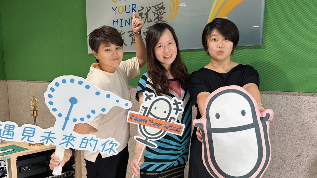 主持人與來賓范惠雯、蔡舒帆合影