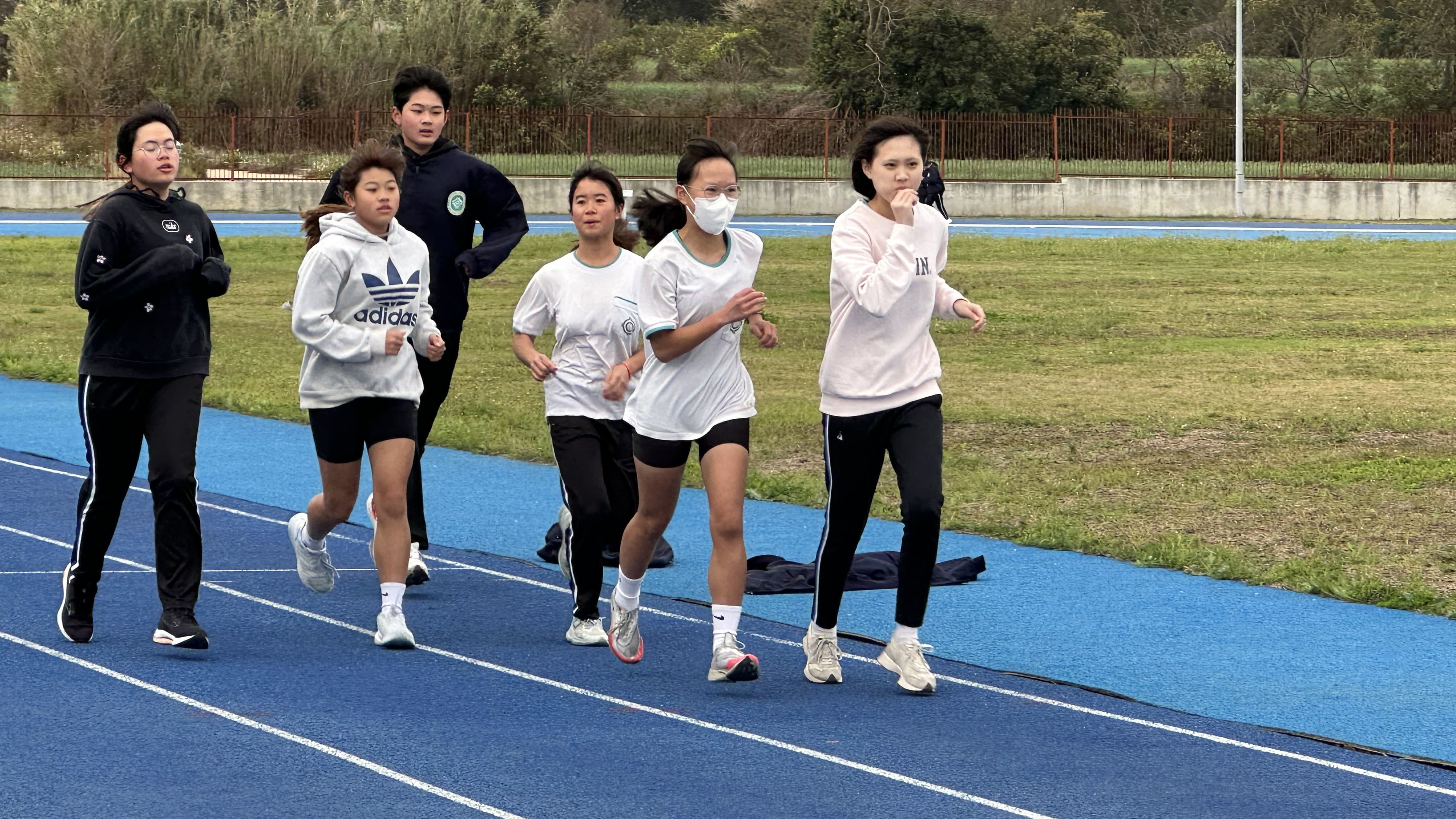 110學年度學童健康體位C組優等學校-金門縣烈嶼國民中學-校園晨跑

獲得「110學年度學童健康體位C組優等學校」的金門縣烈嶼鄉烈嶼國中，先對家長宣導健康體位，並提供訂購早餐、校內烹煮營養午餐來改善學童日常飲食習慣，透過課程融入相關知識、舉辦運動競賽、肌力訓練課程、每週例行晨跑及發放體重單培養學生運動和自主管理體重的習慣，全校教職員工生都落實注意體位及正確飲食，一同朝健康體位的目標邁進。

採訪：金門縣烈嶼鄉烈嶼國中李玟葉護理師
