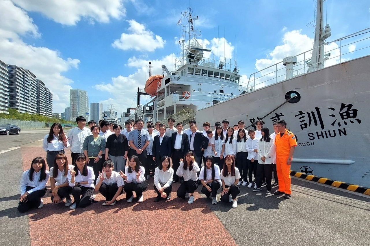 駐日代表謝長廷特登船勉勵海大環漁系海上實習的學生