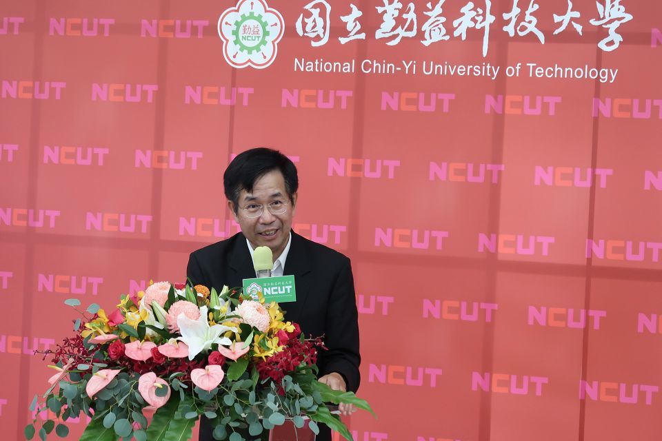 教育部長潘文忠在勤益科大養浩學舍落成啟用時，盛讚養浩學舍是新宿舍運動的典範