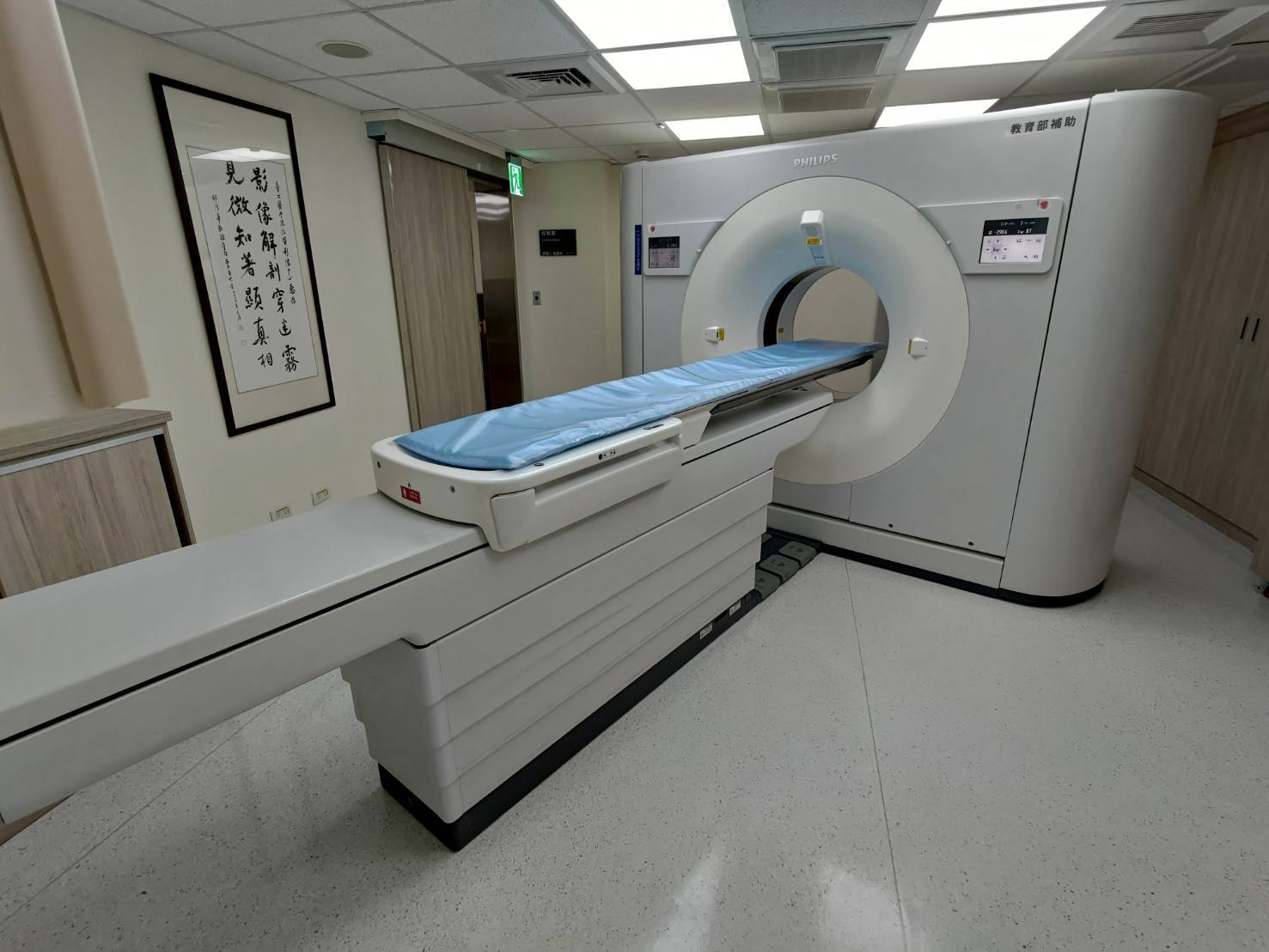 臺大醫學院「法醫影像中心」內的新斷層掃描儀器