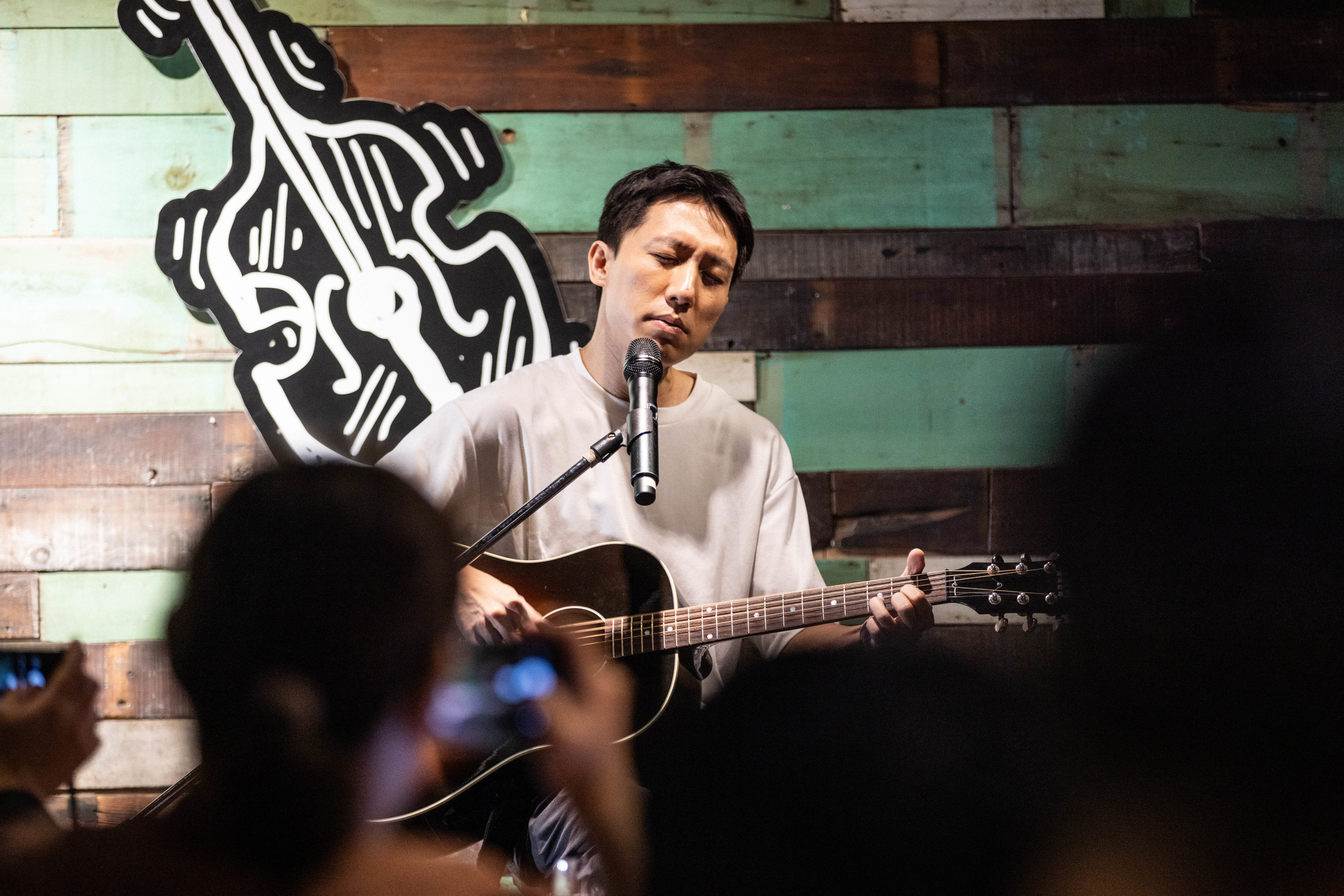 《說吧，香港》 導演黃思農攜手音樂人黃衍仁（圖）為詩作譜曲演唱（臺北表演藝術中心提供，攝影：趙紹伯）