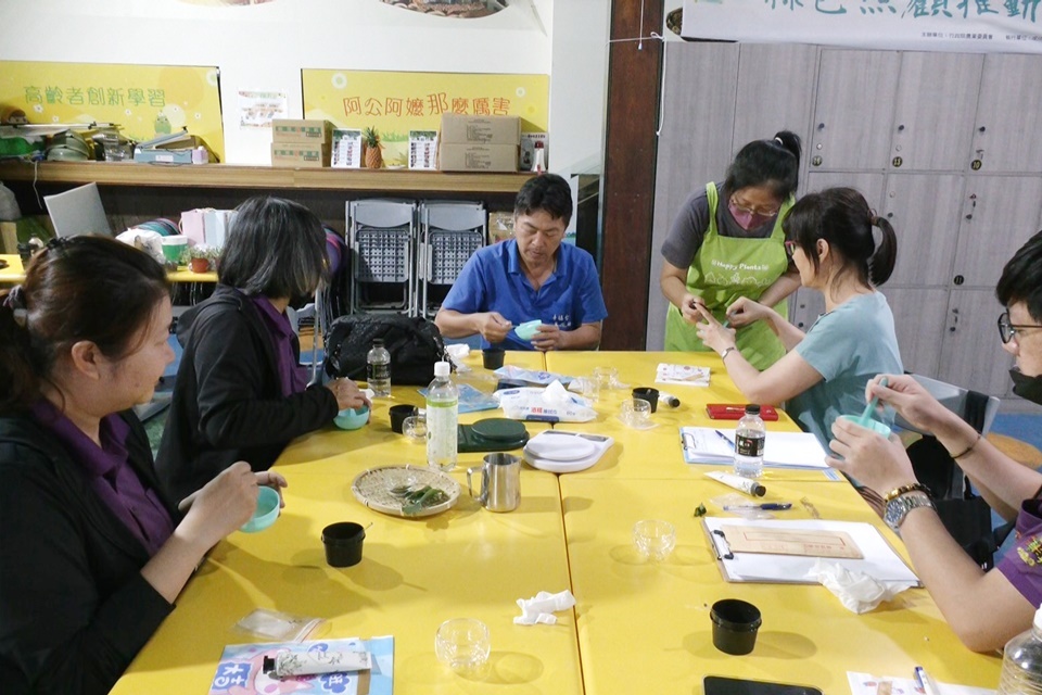 臺東縣成功鎮農會輔導天皂地攝工作室開發「富桂頰香」農遊體驗，帶領遊客利用土肉桂萃取液製作出天然牙膏。