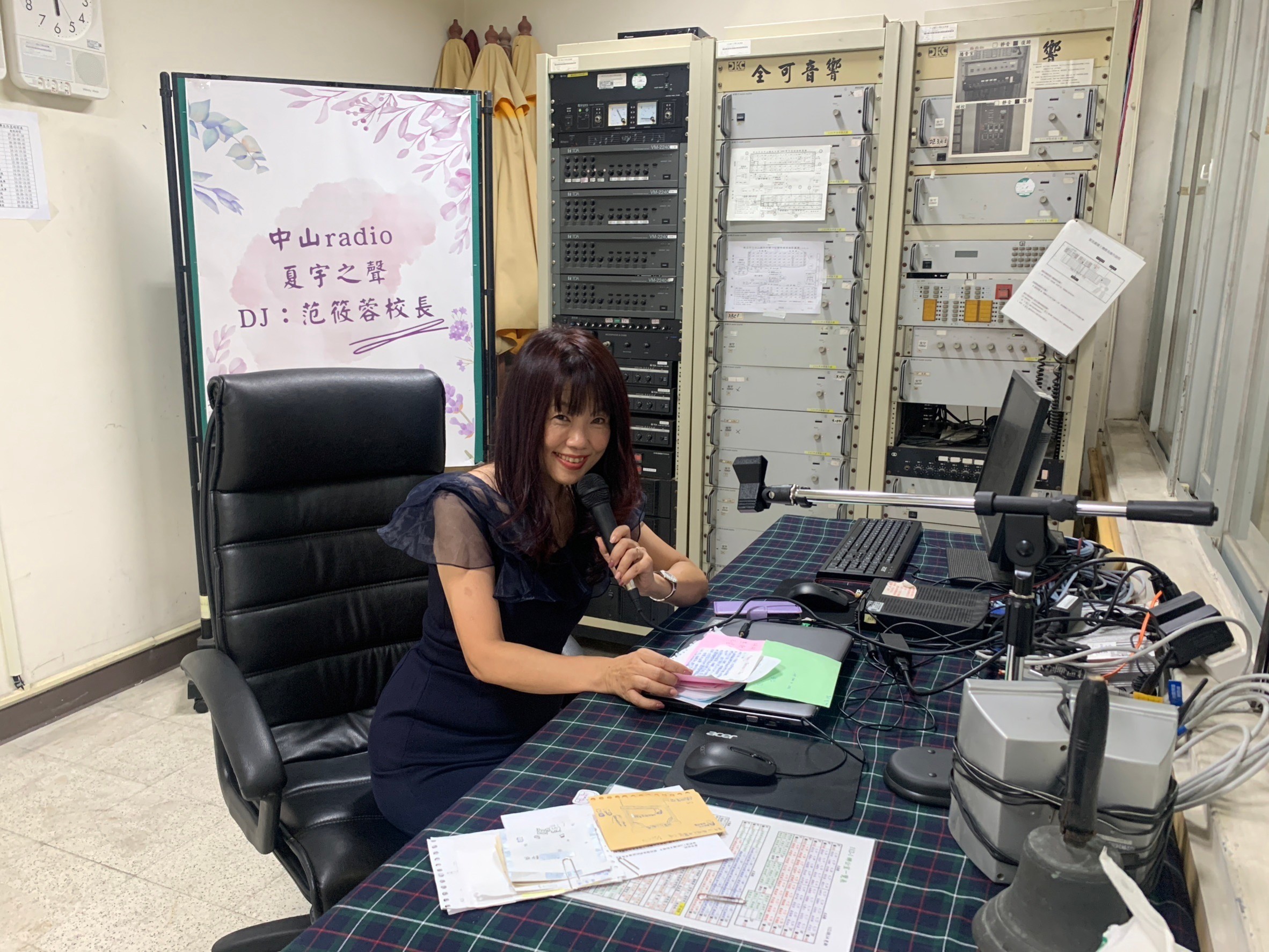 范筱蓉校長還有另一個身份就是校園DJ，解決孩子們的問題