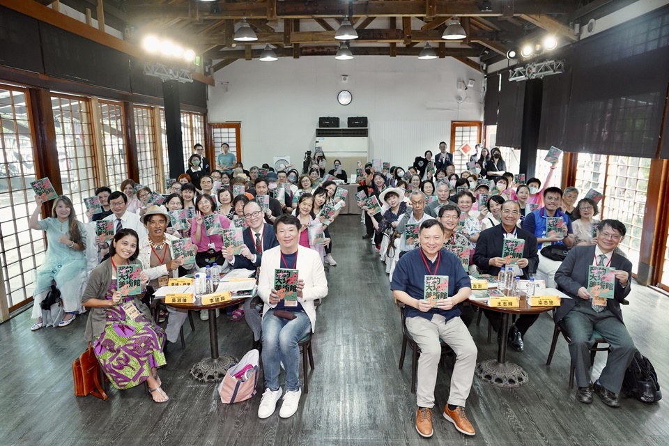 《我的大地美術館：臺東藝術、環境與人的對話》新書發表會，今(27)日在臺北市長官邸表演廳舉行。