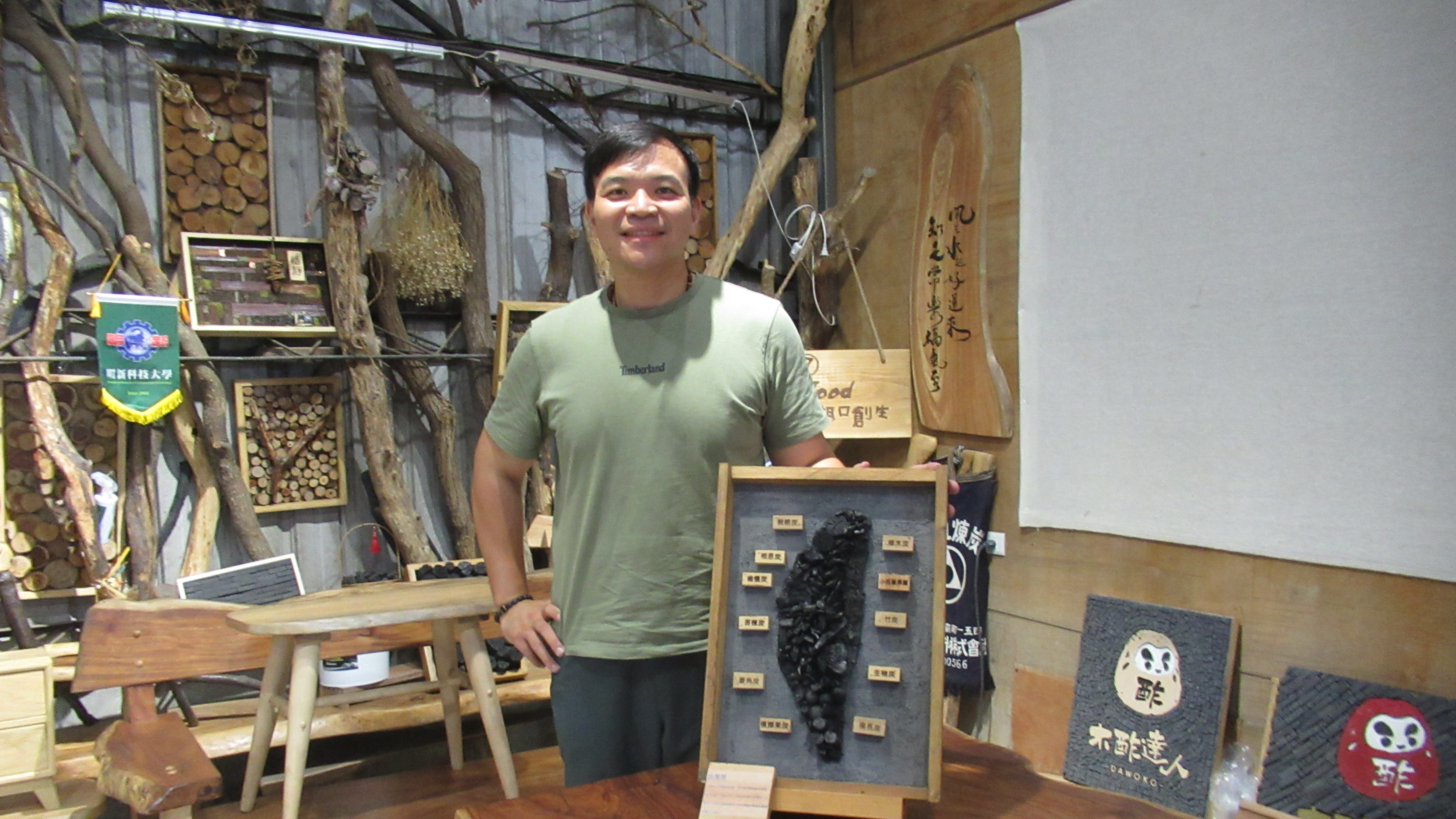 炭二代陳偉誠，大學畢業後返鄉創業，以對臺灣林業的細緻觀察，打造出永續的森林循環經濟鏈，也帶動湖口地方創生。