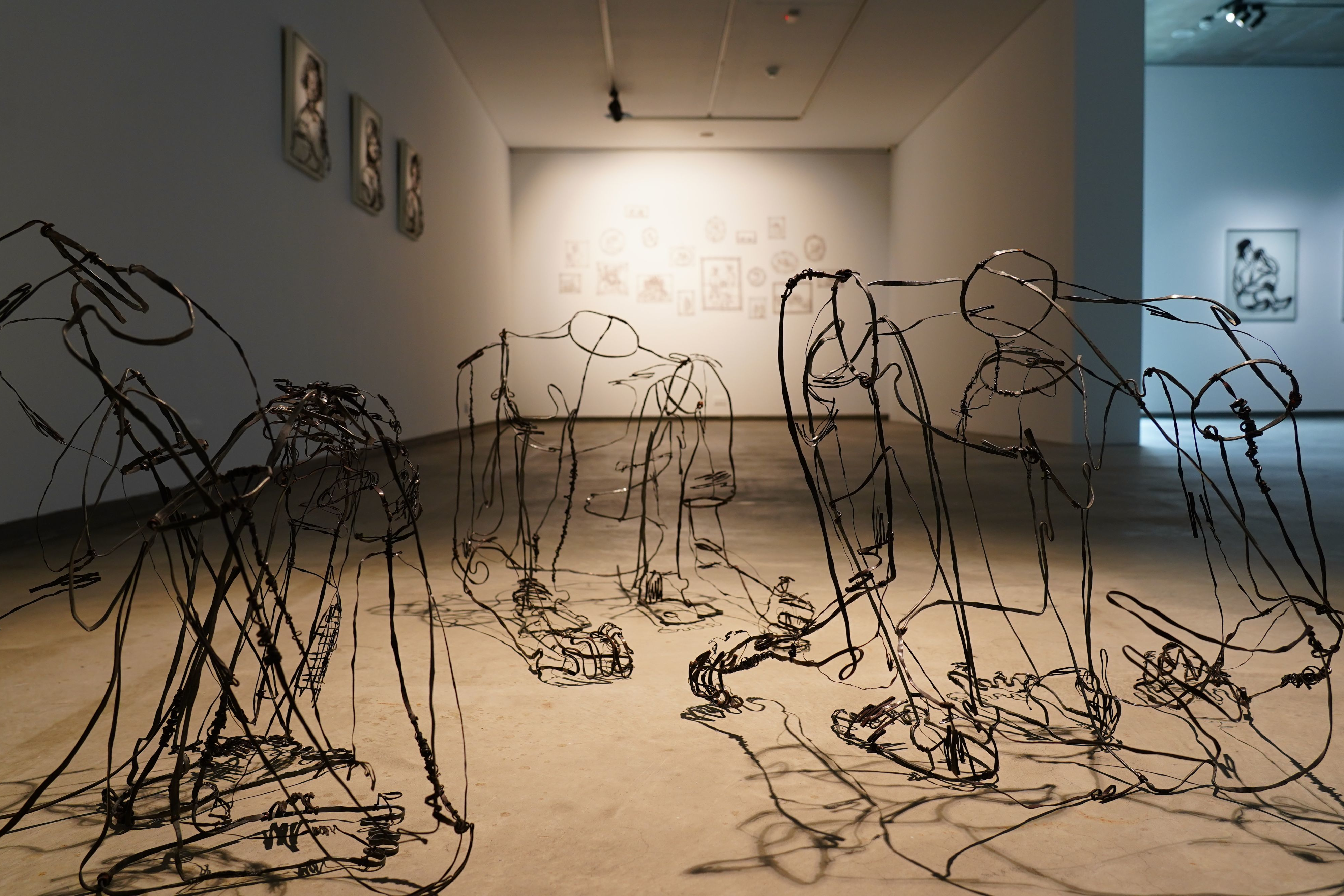 徐均育以鐵絲凹折和纏繞的方式來展現人體群像(圖片來源：毓繡美術館提供)