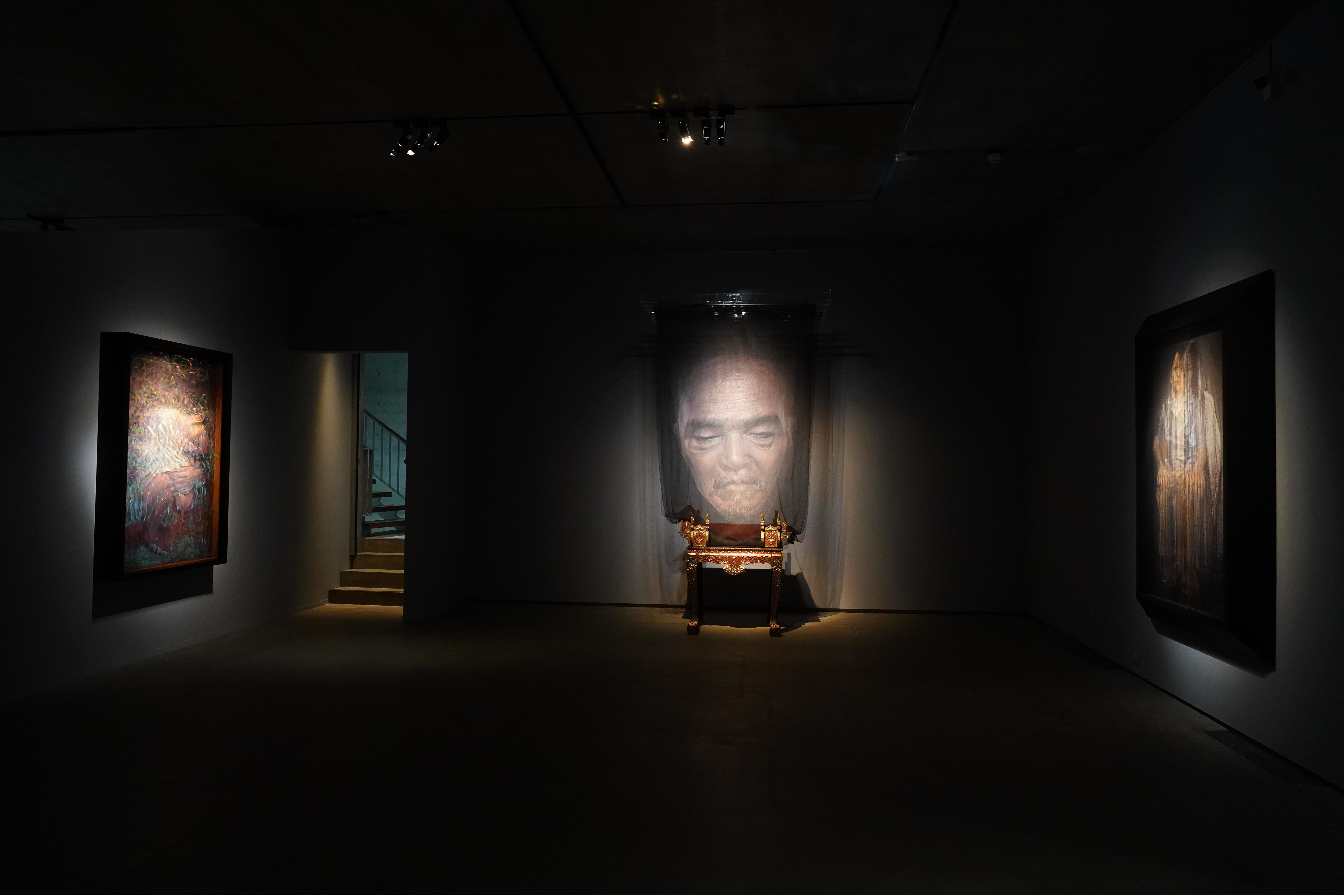 泰國藝術家烏達邦以蚊帳和薄紗疊出立體且會飄動的人像(圖片來源：毓繡美術館提供)