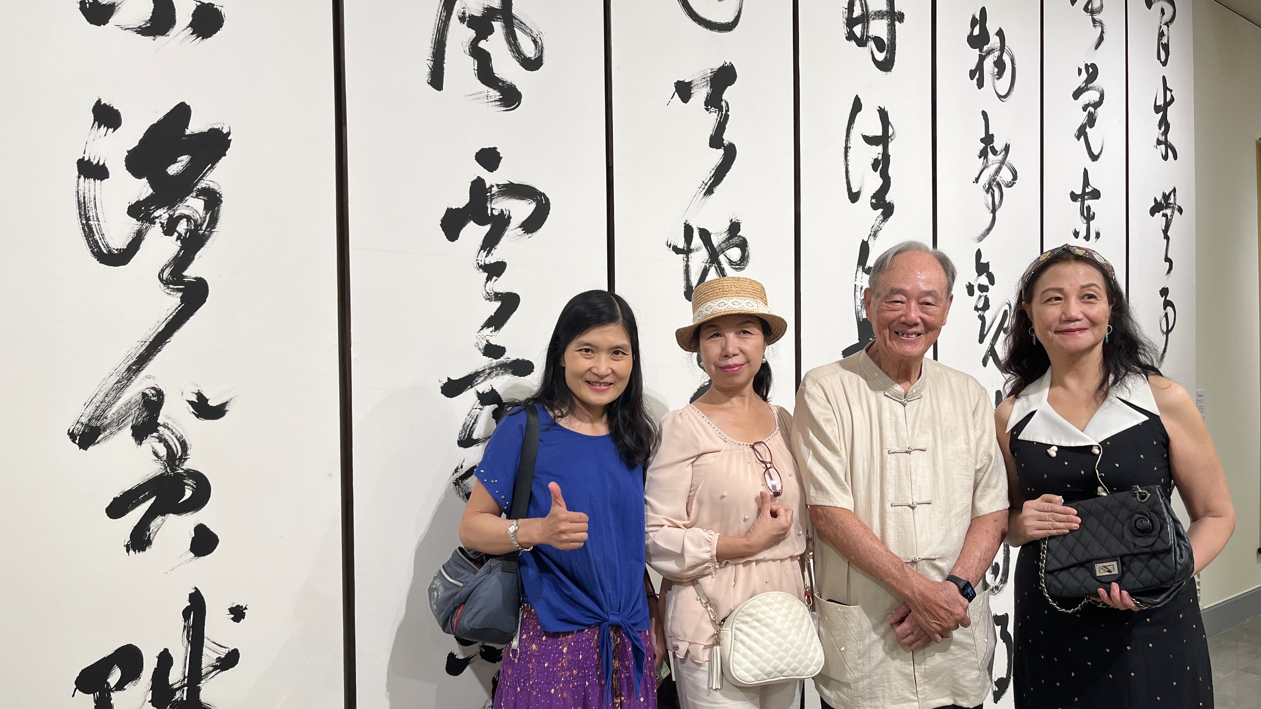 與連勝彥老師、張佩文理事長合影，於國父紀念館中山國家畫廊
