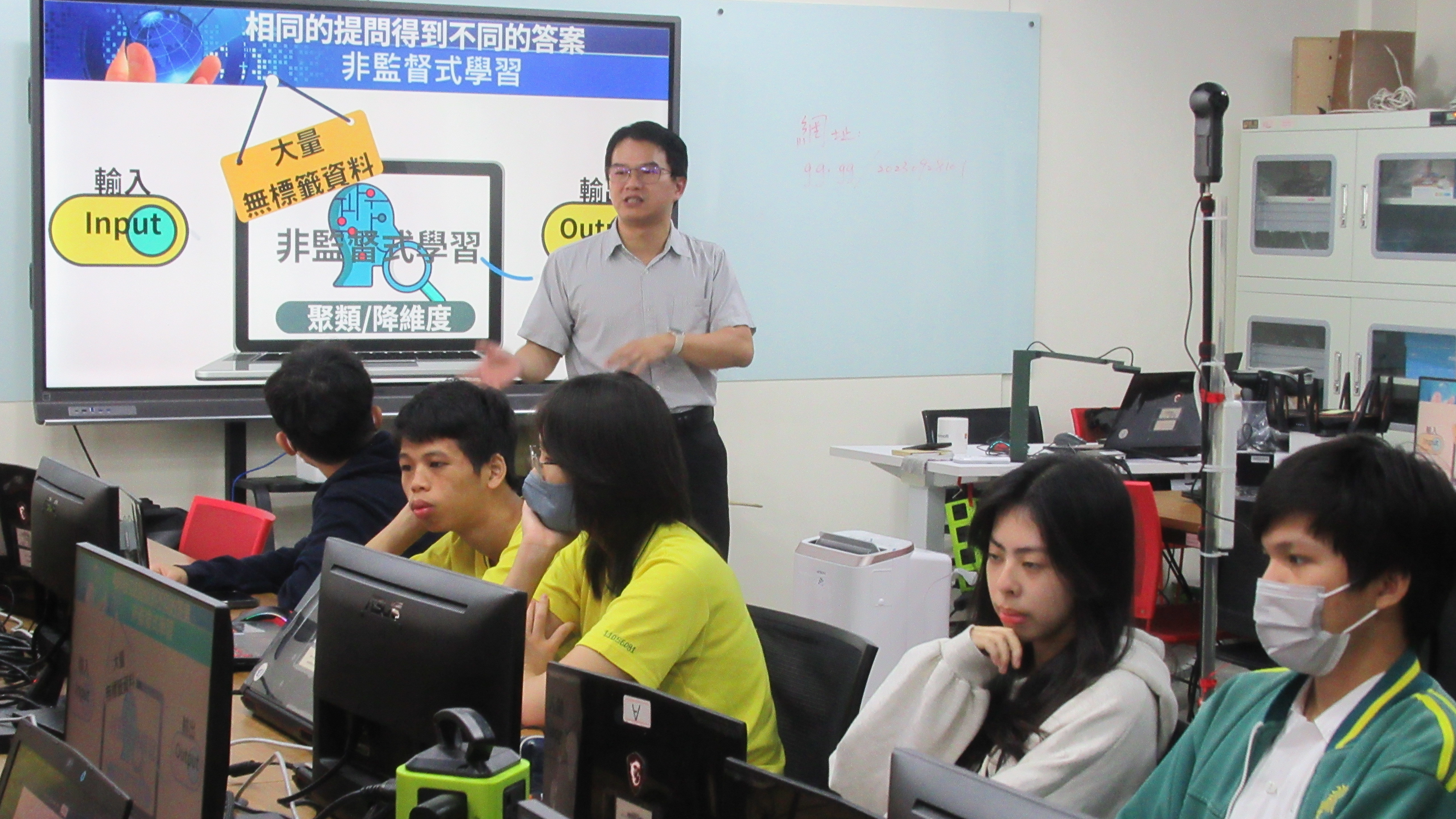 永春高中曾慶良主任，教導學生利用ChatGPT撰寫程式、完成心得報告，善用AI作為學習協作的工具，做資訊的主人。