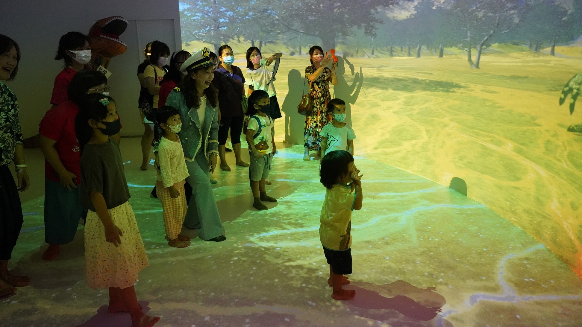 馬館長與小朋友們和家長一起體驗沉浸式式恐龍歷險記故事