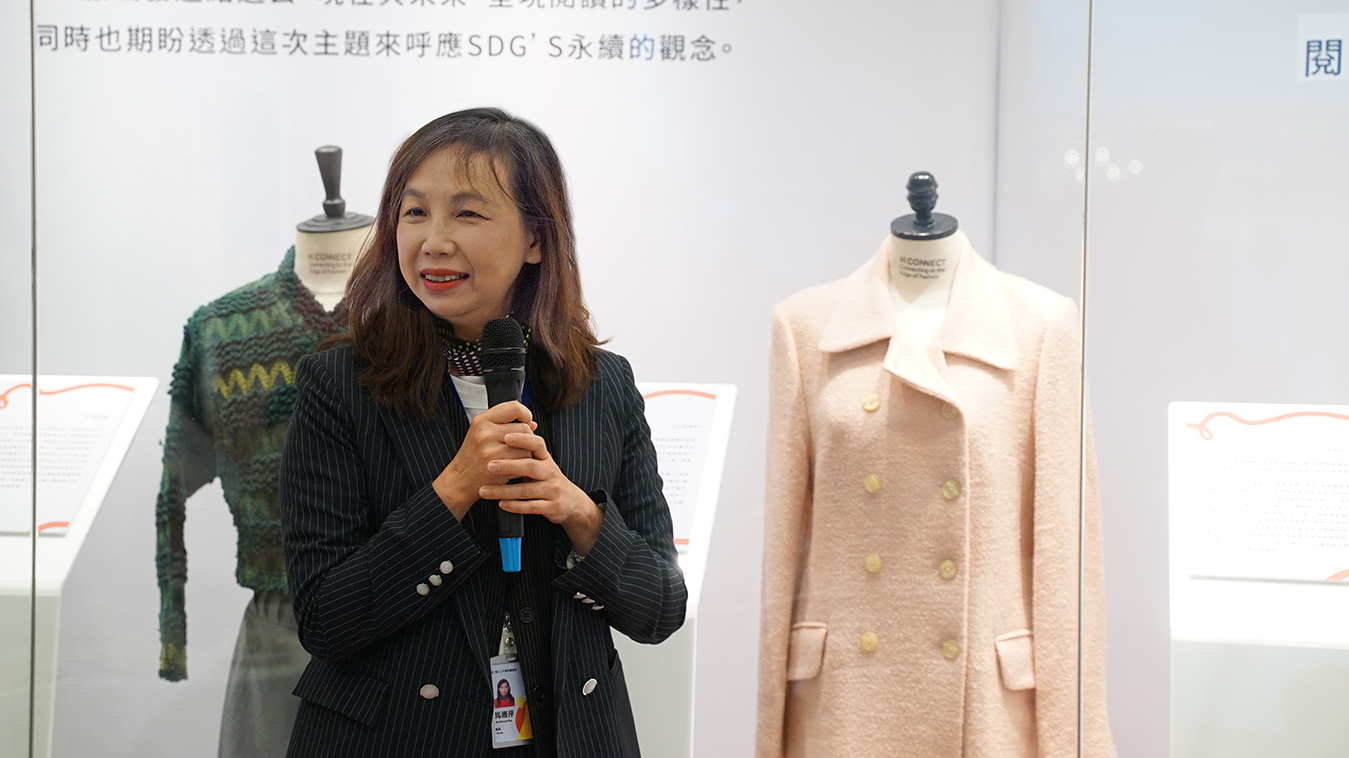 國資圖館長馬湘萍在今天的開幕茶會上也為大家介紹她的有故事的衣服~用衣閱讀父愛
