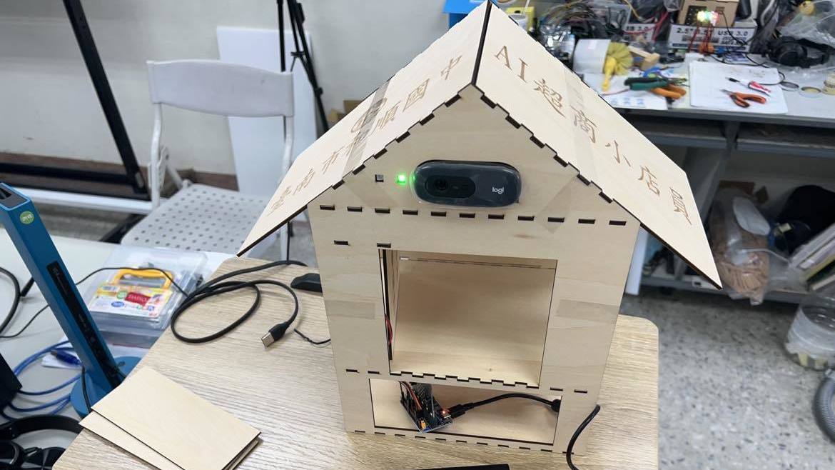 AI教學結合時事，規劃「AI超商小店員」課程，製作辨識人臉是否佩戴口罩裝置。