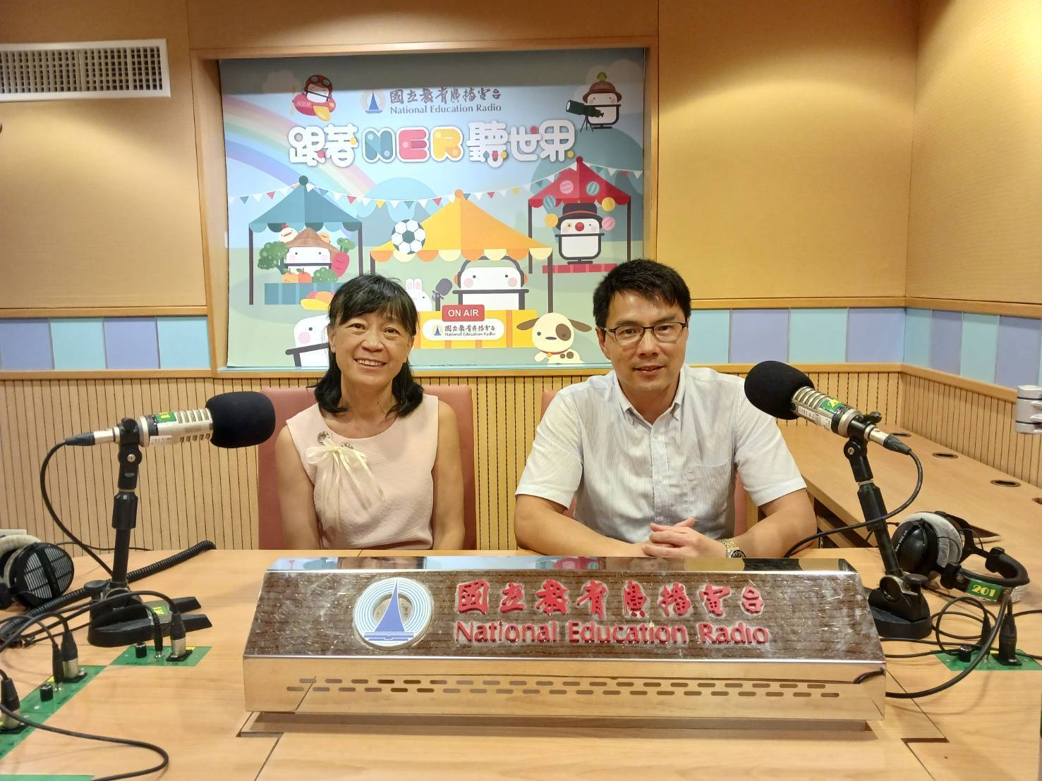 南臺科技大學張萬榮教授(右)
主持人吳沂家(左)