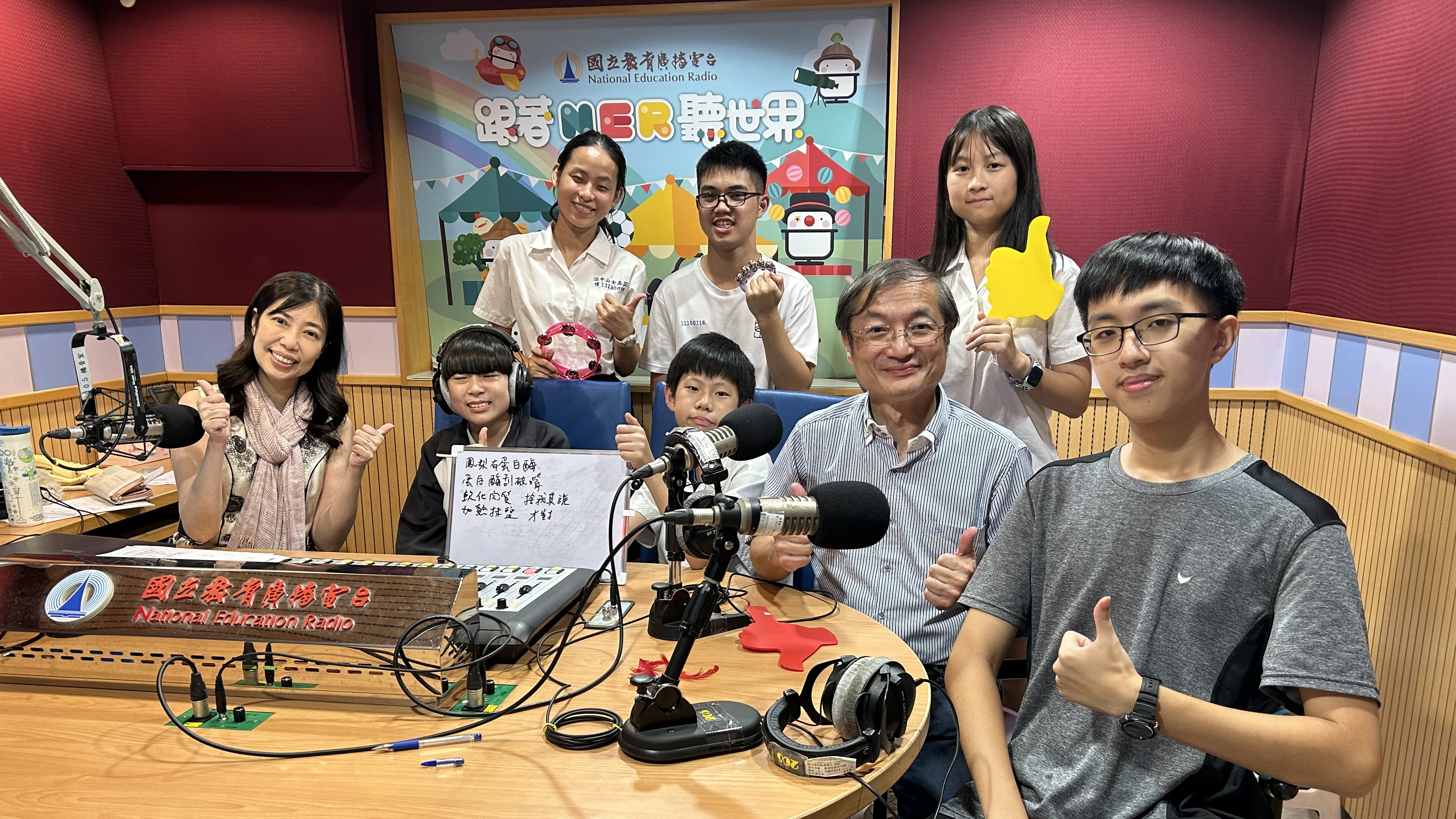 青春創學院節目端端主持人與來賓及節目幫手.jpg