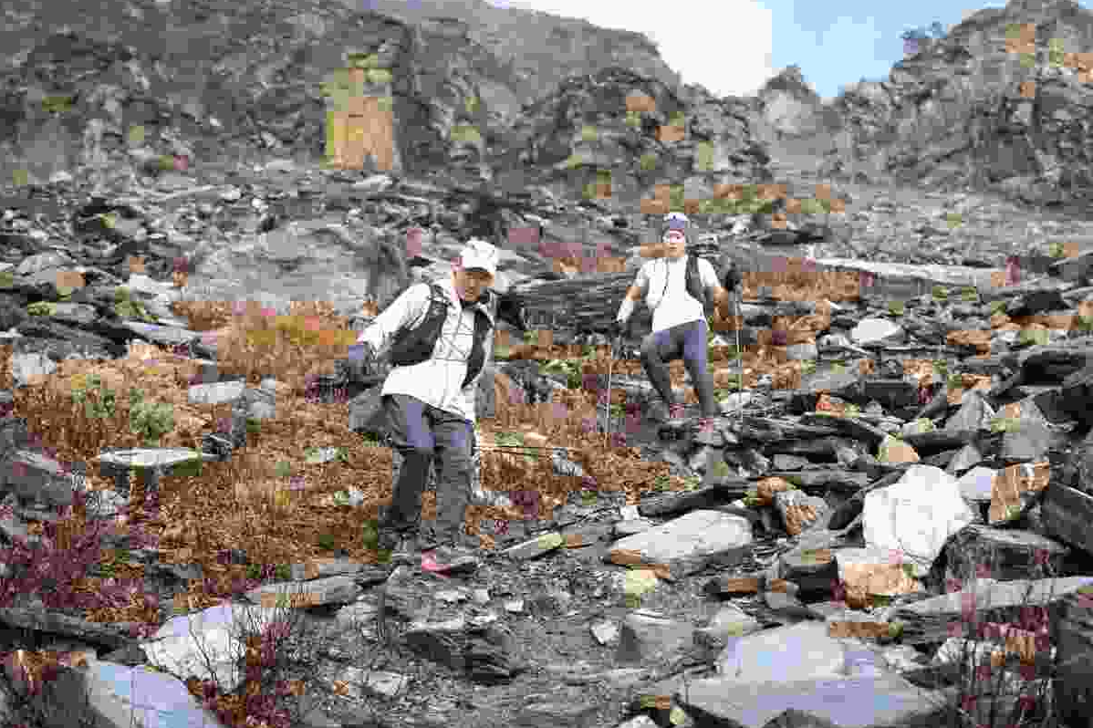 《赤心巔峰》紀錄古明政(左)與周青(右)創下中央山脈最速縱走歷程(圖片提供:活水文化)